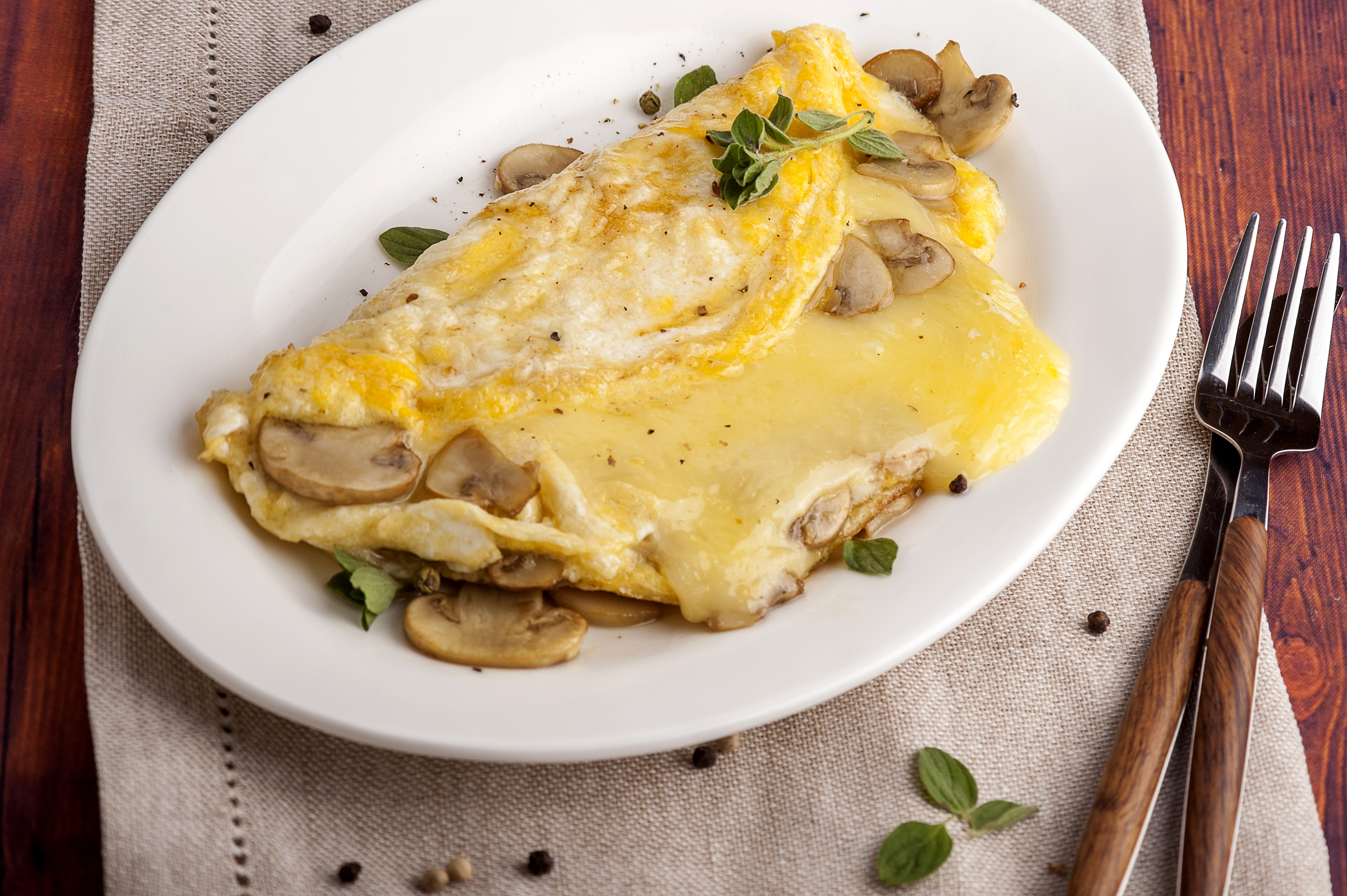 Así se prepara un omelette con champiñones