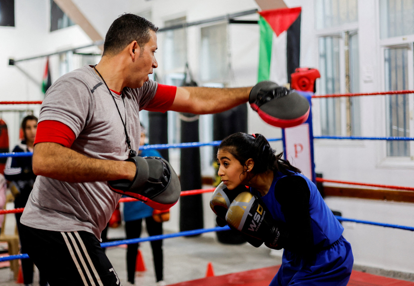 Farah Abu Al-Qomsan (d) junto al entrenador Osama Ayoub (i).