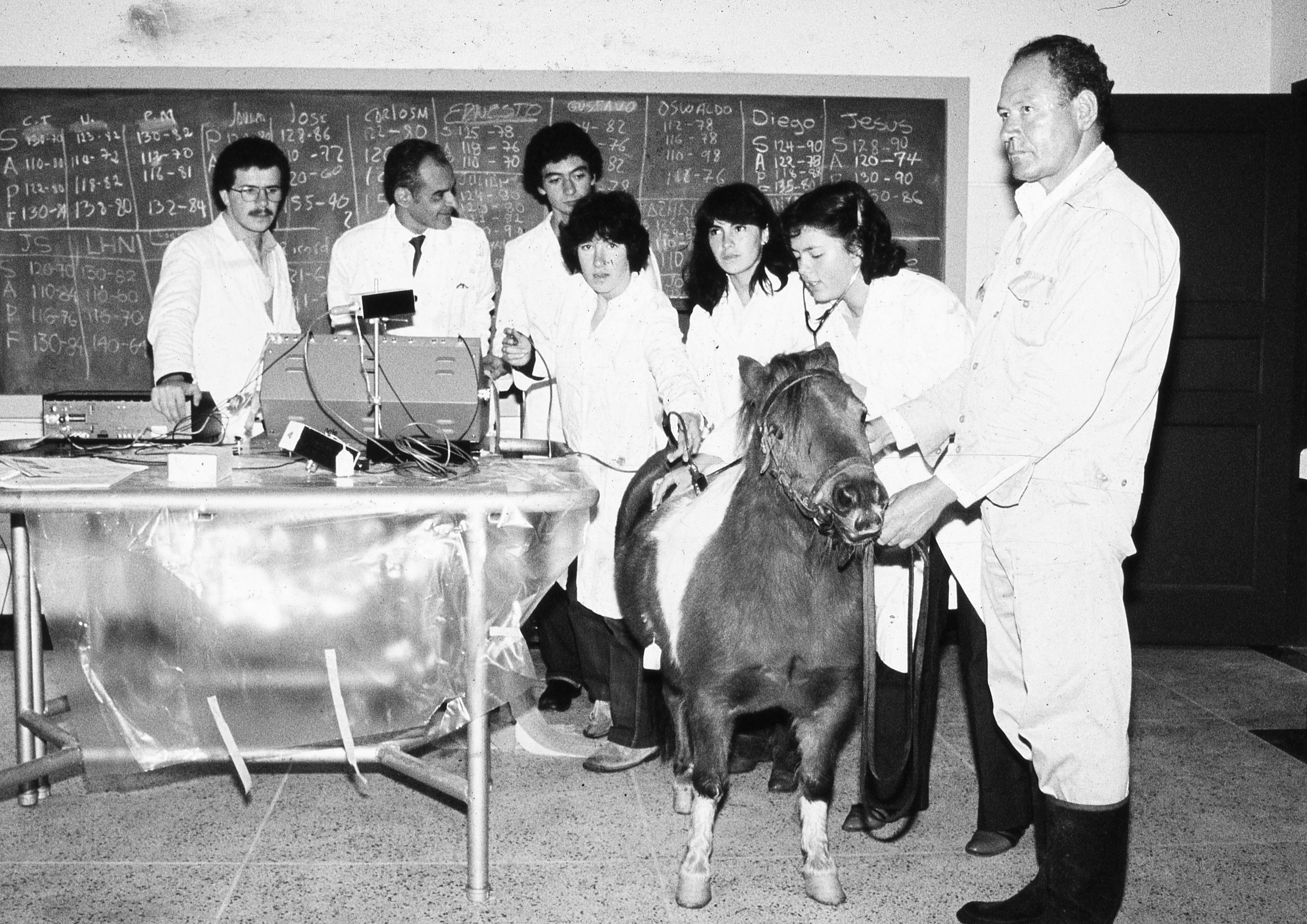 La Salle fue la primera universidad privada que fundó un programa en medicina veterinaria en Colombia, en 1979, marcando un hito histórico.