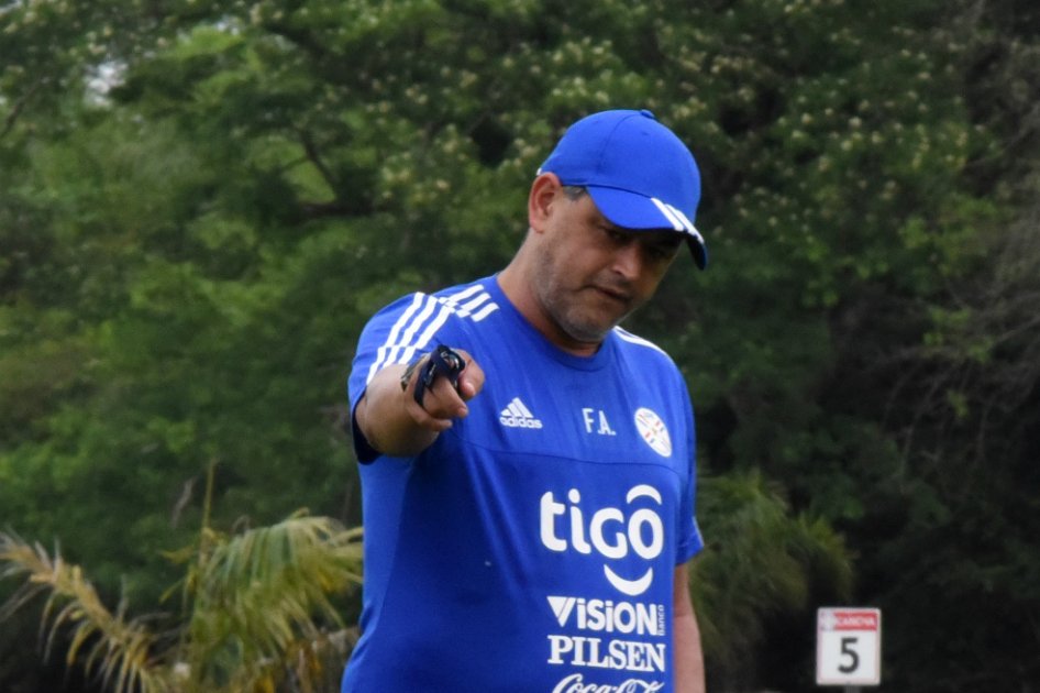Técnico de Paraguay confía en hacer valer "seguridad y confianza" contra Colombia