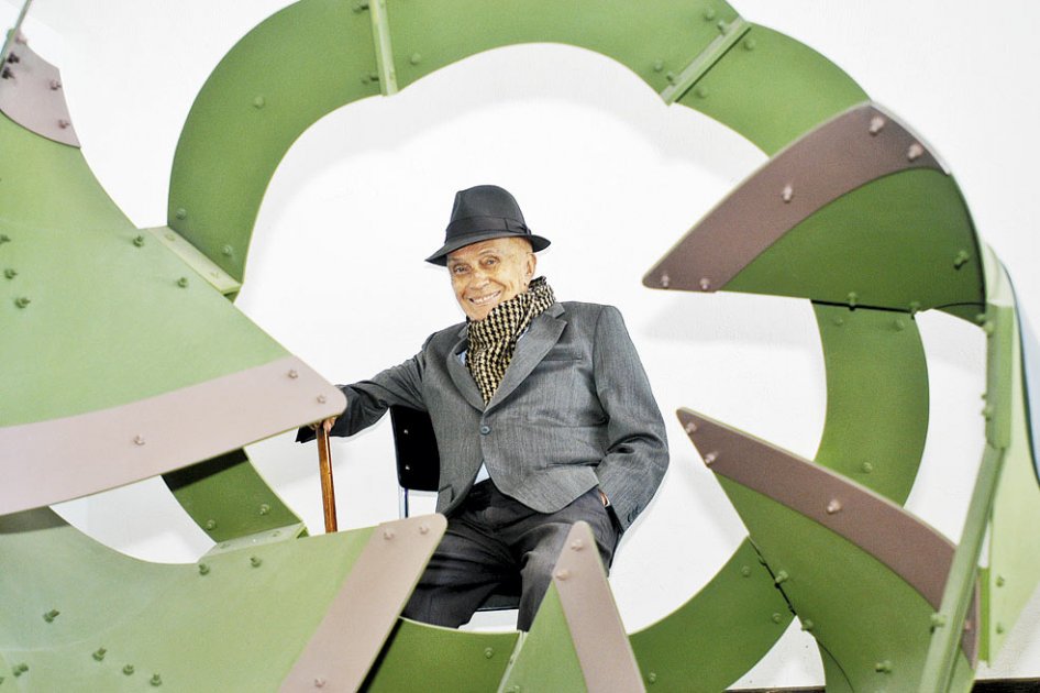 El escultor posa con una de las cientos de piezas de su estudio.