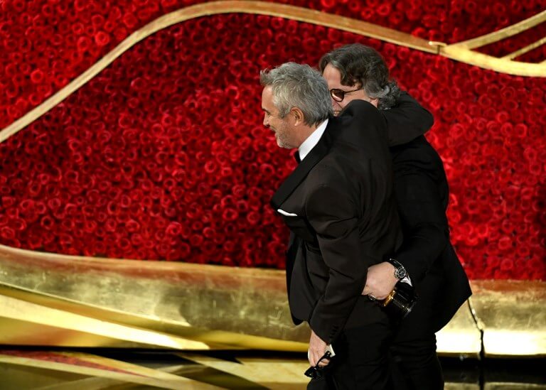 Abrazo entre Guillermo del Toro y Alfonso Cuarón selló unos Óscar muy hispanos