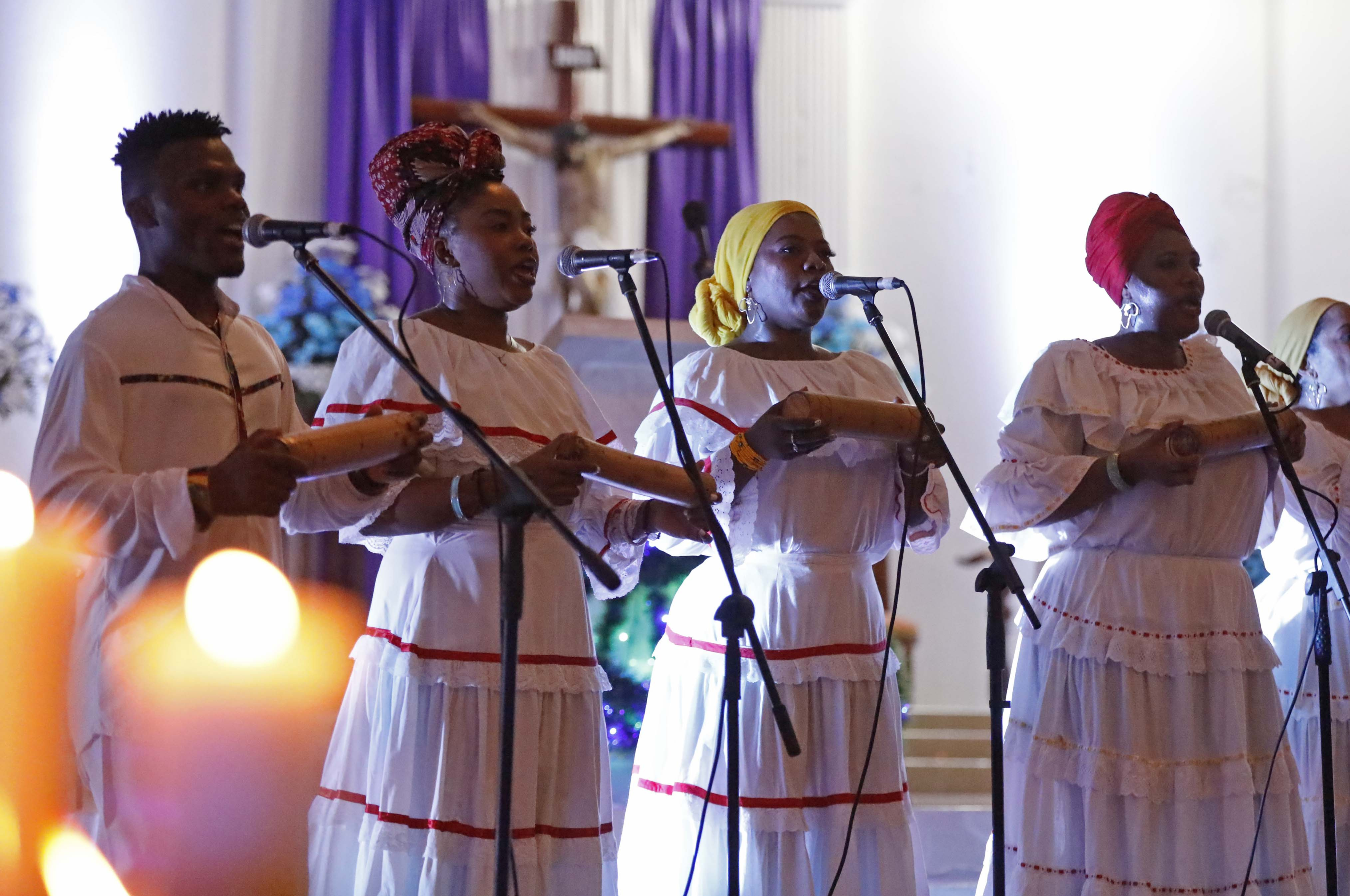 AME4992. GUAPI (COLOMBIA), 12/12/2024.- Fotografía del 6 de diciembre de 2024 de un grupo de cantoras en el Festival Internacional de Música Sacra, durante la gira 'Colombia es Música Sacra', en Guapi (Colombia). La marimba empieza a sonar y las voces corales envuelven a los asistentes a un concierto que une música espiritual con la afro del Pacífico, una sinfonía que quisiera hacer olvidar que la propia iglesia donde se escucha quedó afectada por el atentado que sufrió hace apenas un mes el pueblo colombiano de Guapi, en el departamento del Cauca (suroeste). EFE/Juan Diego López