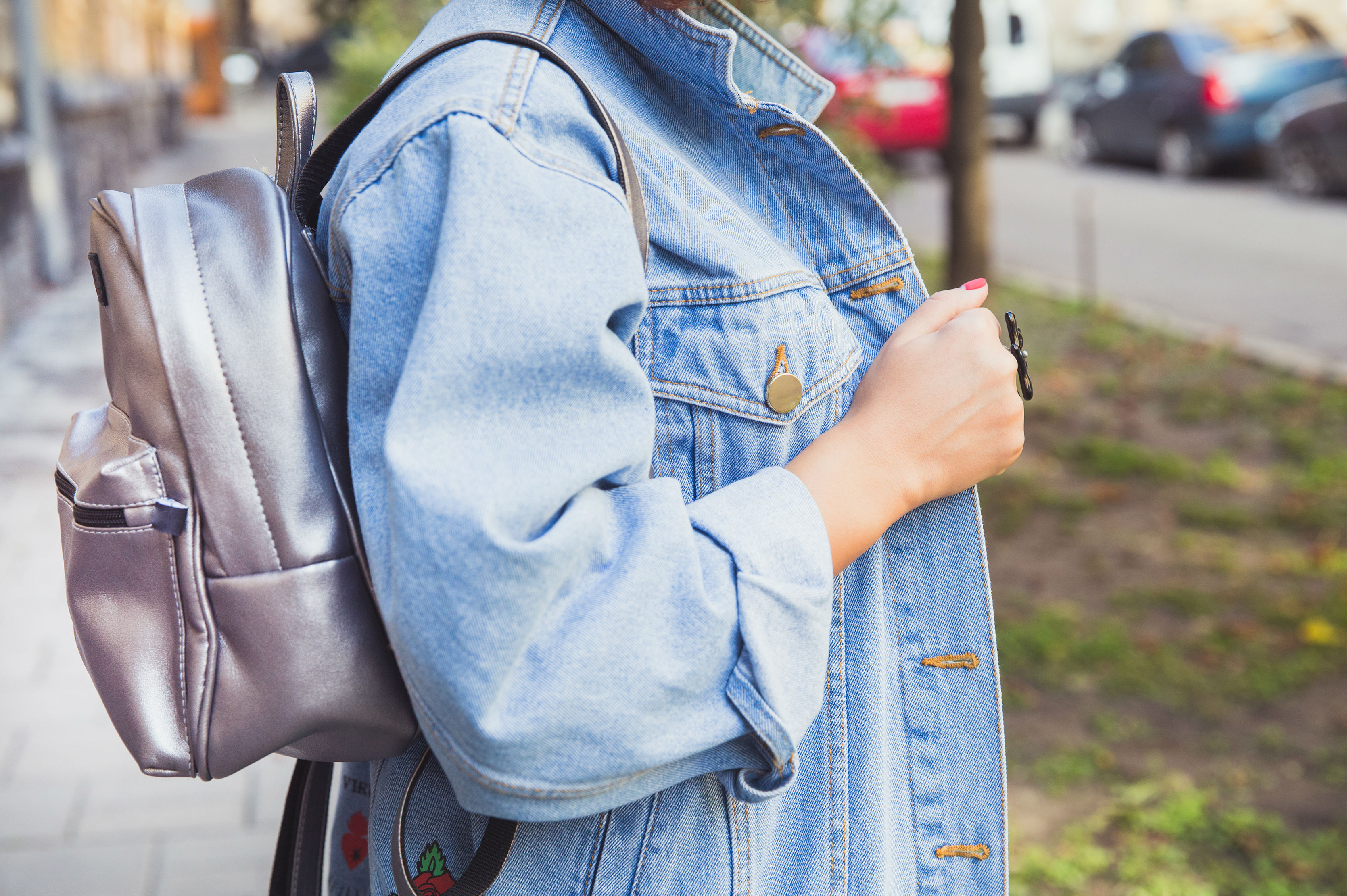 Su aspecto es rústico, su textura característica y su versatilidad. Aquí hay algunas características clave del denim. 