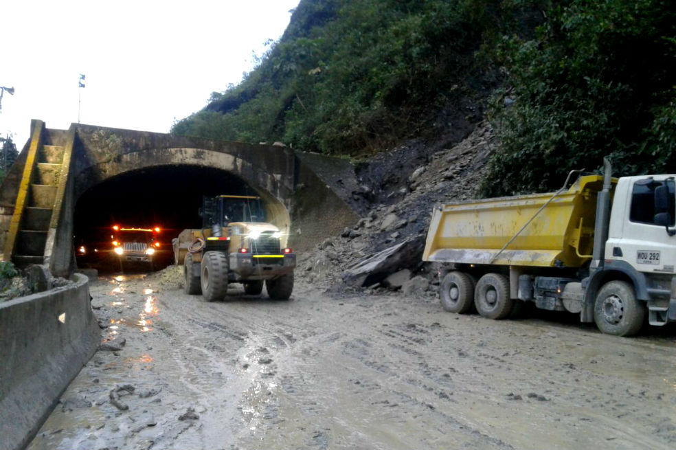 Se habilita paso alterno en vía Bogotá-Villavicencio tras caída de material