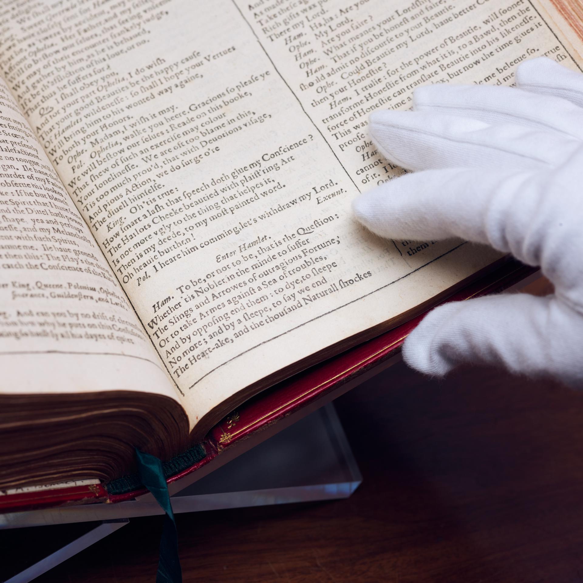 LONDRES, 23/04/2025.- Un conjunto de los cuatro 'Folios' de William Shapeskeare -los cuatro volúmenes con sus obras completas publicados entre 1623 y 1685- se subastarán el 23 de mayo en Londres, informó este miércoles la casa de pujas Sotheby's. Los cuatro libros, que no se ofrecían juntos desde la década de 1980 del siglo pasado, tienen un precio máximo estimado de hasta 4,5 millones de libras (5,25 millones de euros), indicó en un comunicado. EFE/  Sotheby's./SOLO USO EDITORIAL/SOLO DISPONIBLE PARA ILUSTRAR LA NOTICIA QUE ACOMPAÑA (CRÉDITO OBLIGATORIO)
