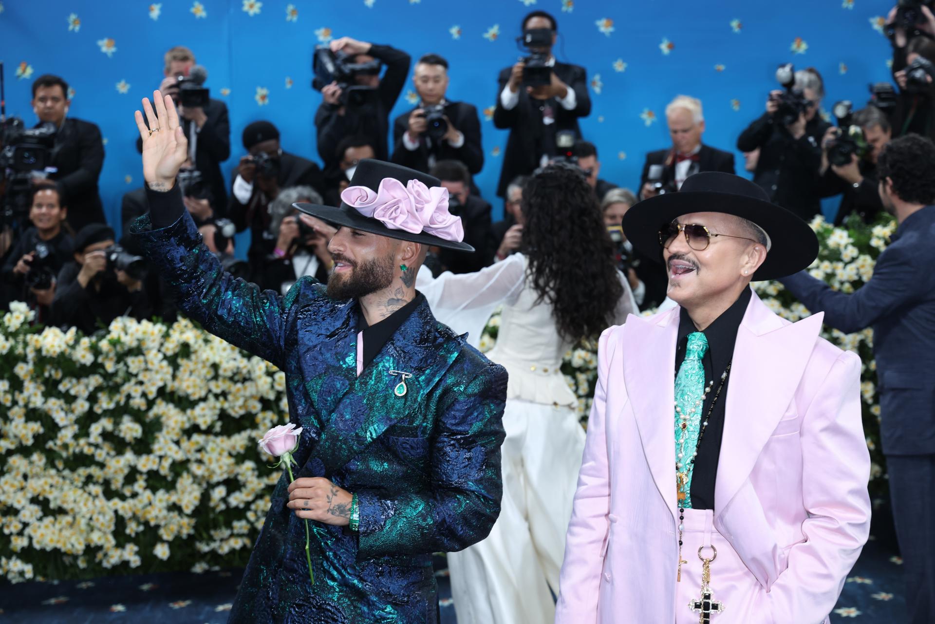 NEW YORK (United States), 06/05/2025.- Maluma (L) and Willy Chavarria (R) pose on the red carpet for the 2025 Met Gala, the annual benefit for the Metropolitan Museum of Art's Costume Institute, in New York, New York, USA, 05 May 2025. The event coincides with the Met Costume Institute's spring 2025 exhibition ‘Superfine: Tailoring Black Style’ which will be on view from 10 May 2025 through 26 October 2025. (Nueva York) EFE/EPA/JUSTIN LANE