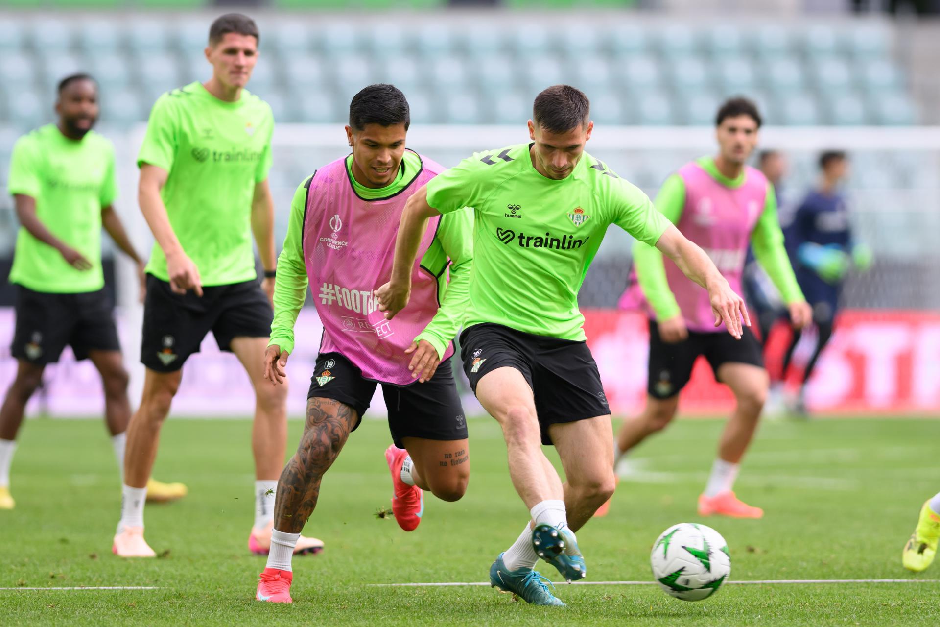Wroclaw (Poland), 27/05/2025.- Real Betis' Juan Camilo Hernandez (L) and Romain Perraud (R) attend a team training session in Wroclaw, Poland, 27 May 2025. Real Betis will face Chelsea FC in their UEFA Europa Conference League final soccer match on 28 May in Wroclaw. (Polonia) EFE/EPA/Jakub Kaczmarczyk POLAND OUT
