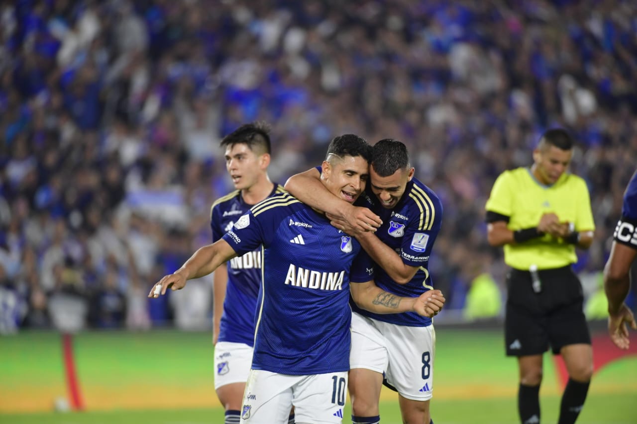 Daniel Cataño (cent.), uno de los goleadores de la noche en El Campín.
