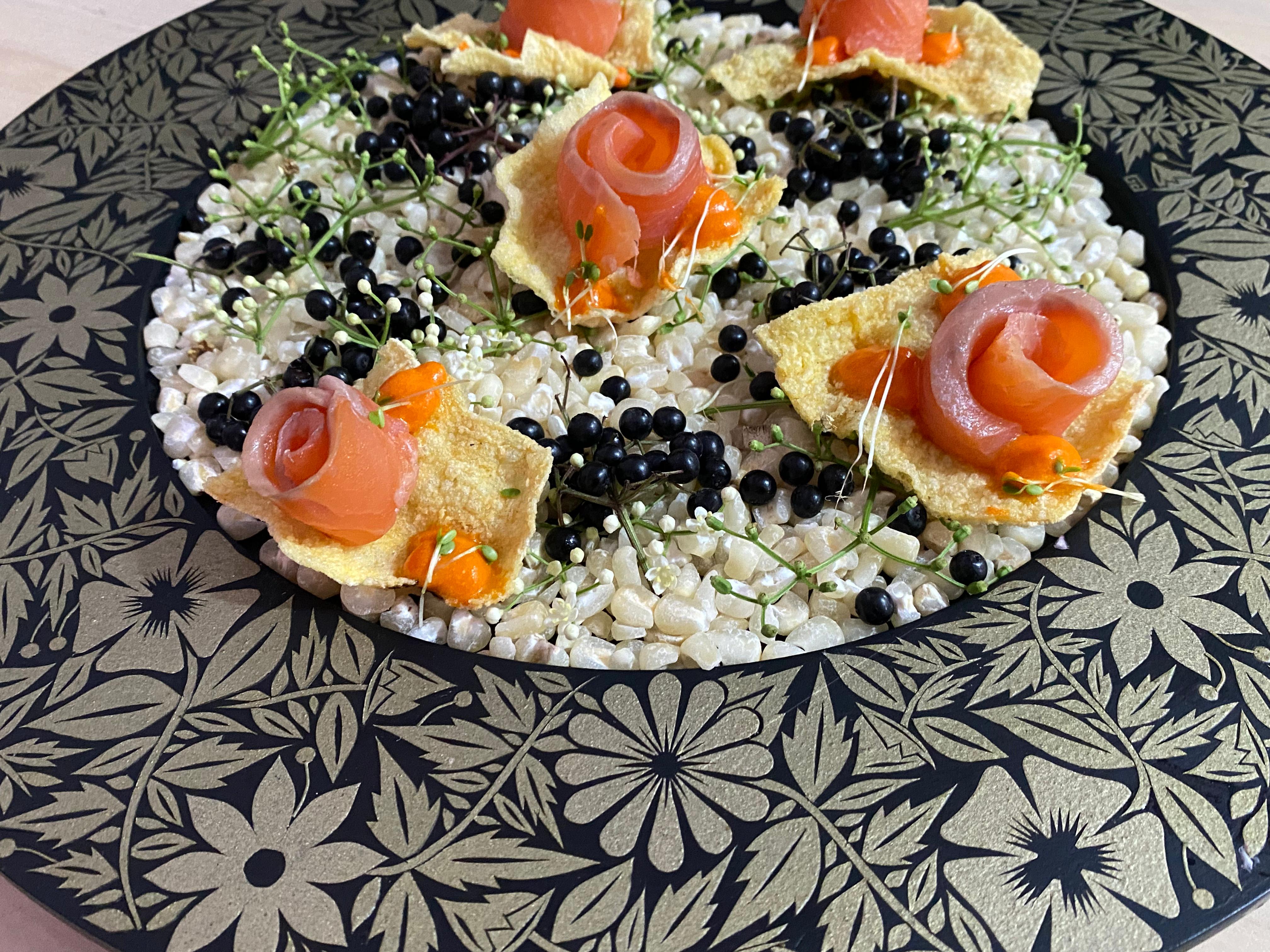 Preparación de John Herrera en plato con detalles de barniz realizados en el taller Granja.