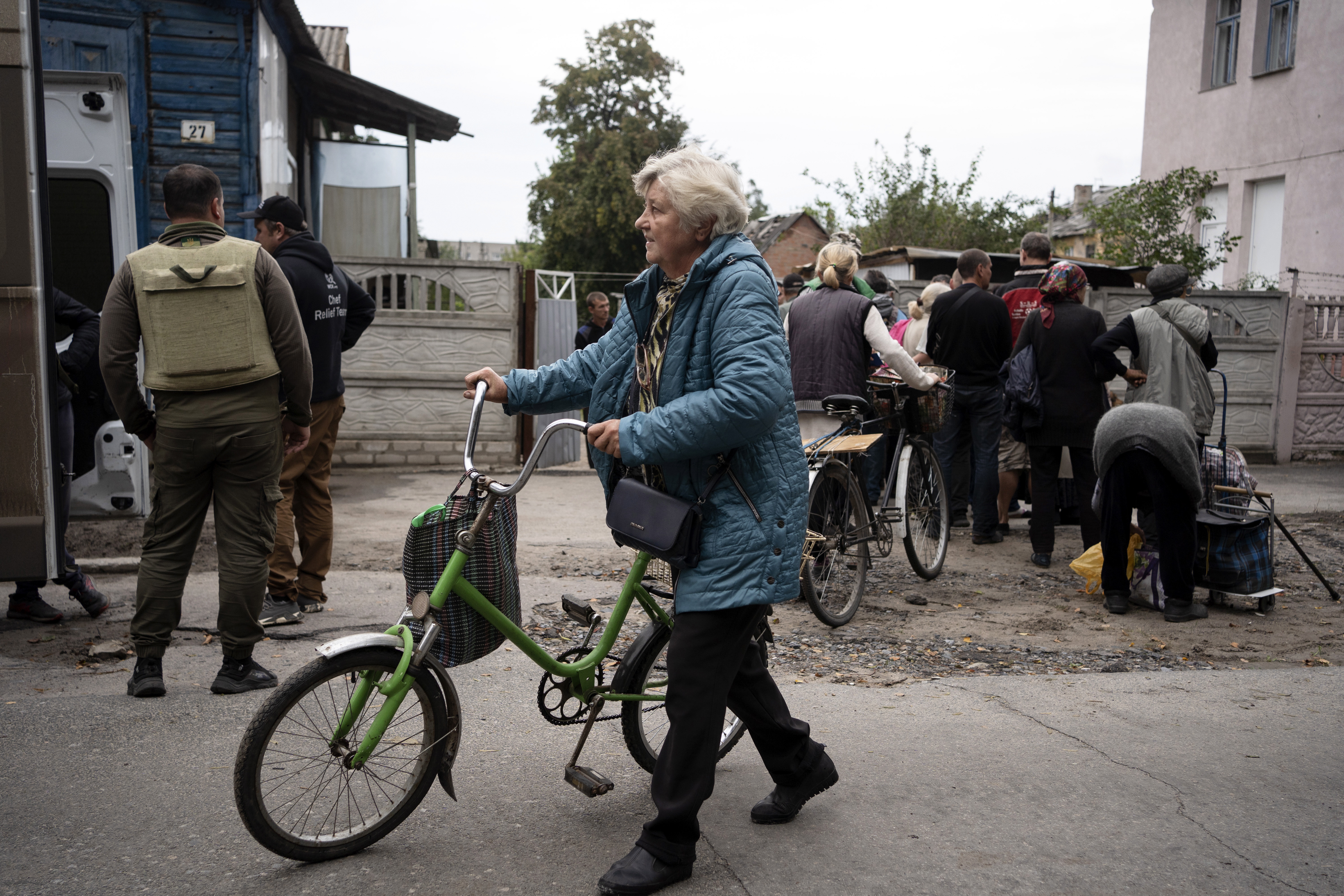 Los residentes locales acudieron a recibir la ayuda humanitaria en la ciudad recuperada de Izyum, Ucrania.