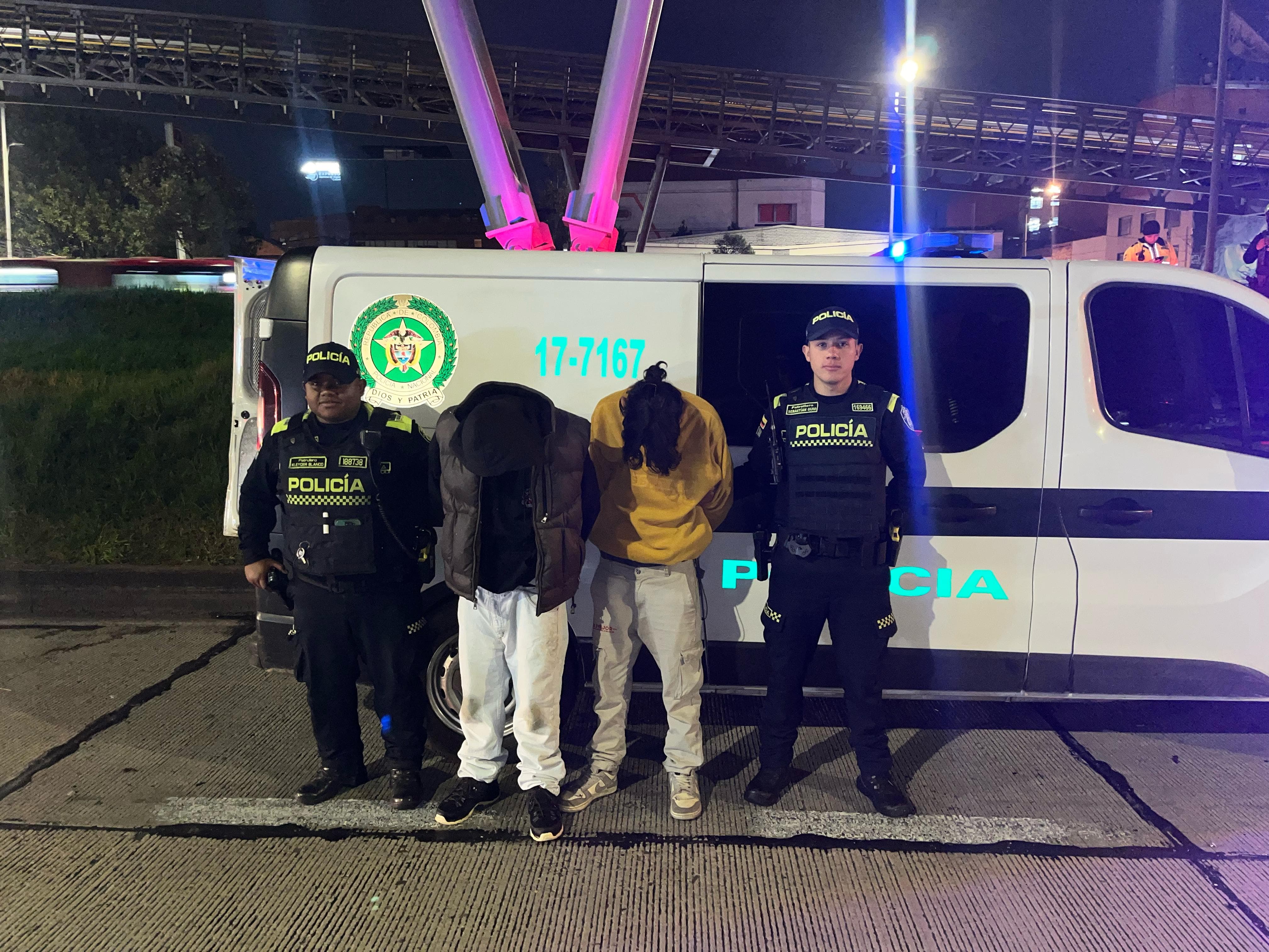 Vuelven a grafitear un Transmilenio: otros dos jóvenes resultaron capturados