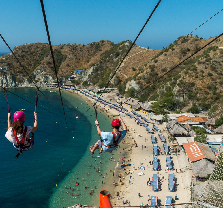 En Santa Marta se puede hacer canopy por un trayecto de más de 450 metros de longitud, viviendo la adrenalina de volar sobre el mar.