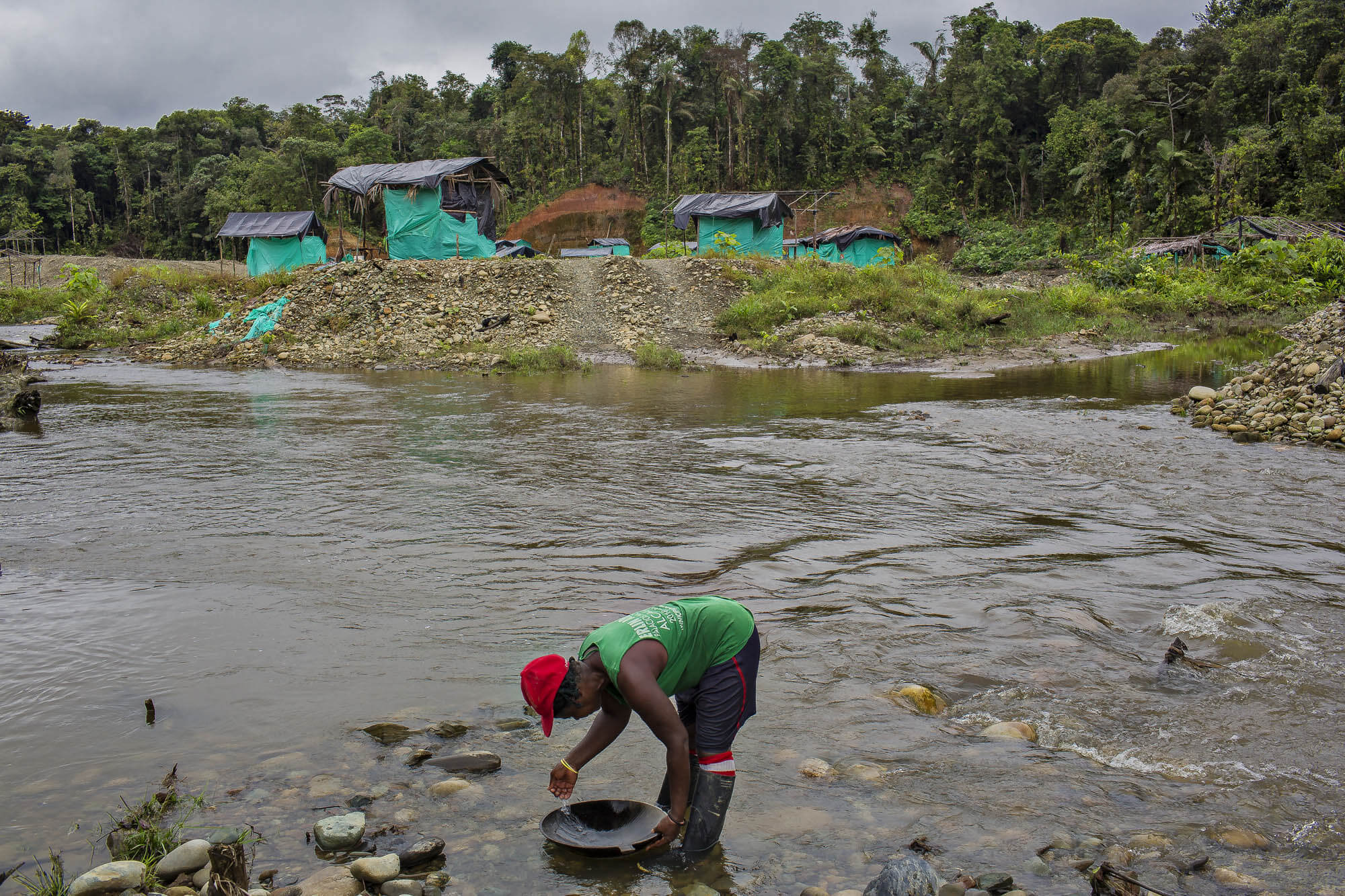 Ecuador, entre la minería a gran escala y la ilegal