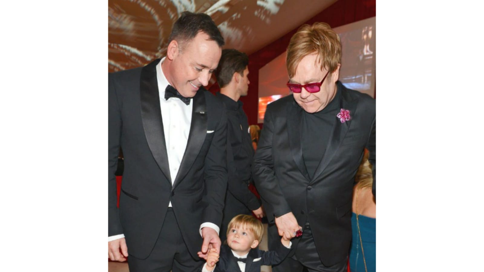 Elton John y David Furnish se convirtieron en padres de Zachary, Furnish y John gracias a un vientre en alquiler.