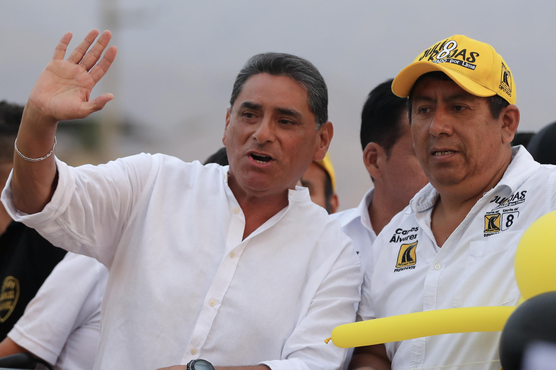 AME489. LIMA (PERÚ), 04/04/2026.- El candidato a la Presidencia de Perú Carlos Álvarez (i) saluda durante un acto de campaña electoral este sábado, en Lima (Perú). Álvarez, quien ha escalado hasta la segunda posición en los sondeos de opinión hacia las elecciones del 12 de abril en su país, afirmó que en Perú se debe respetar "la voluntad popular" que decidirá a las autoridades nacionales para el período 2026-2031. EFE/ Paolo Aguilar