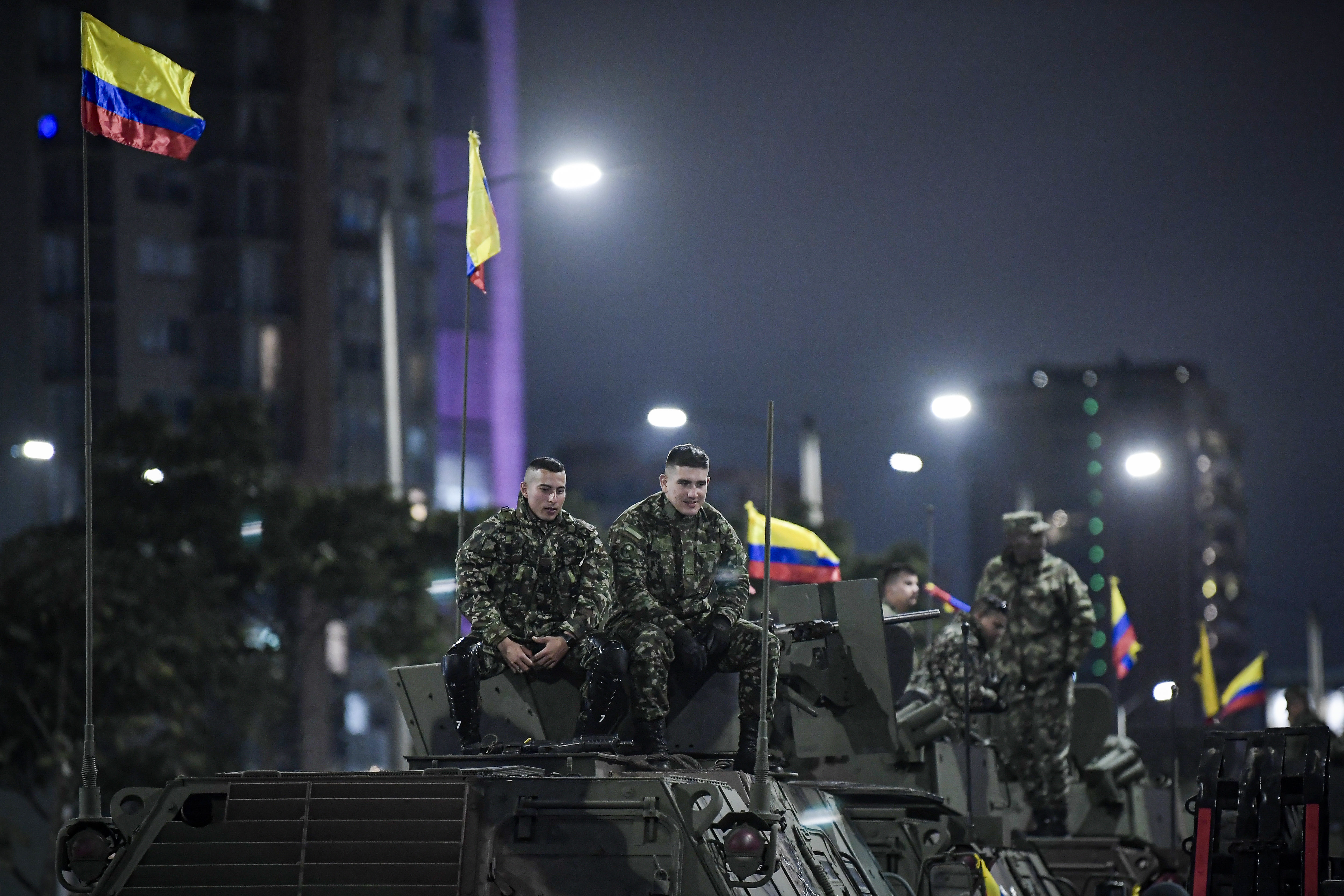 En la noche del jueves y viernes, las Fuerzas Militares y de Policía realizaron los ensayos del tradicional desfile del 20 de julio, con motivo de los 215 años de independencia de Colombia.