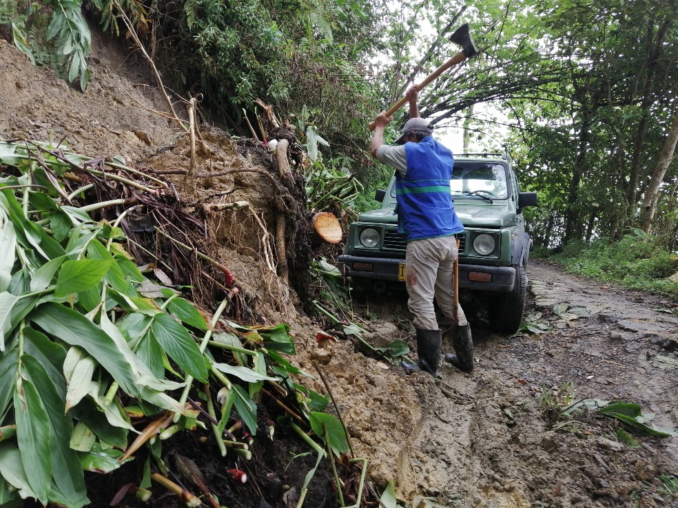 Campesino del sector limpiando un derrumbe que impide el paso de los vehículos.