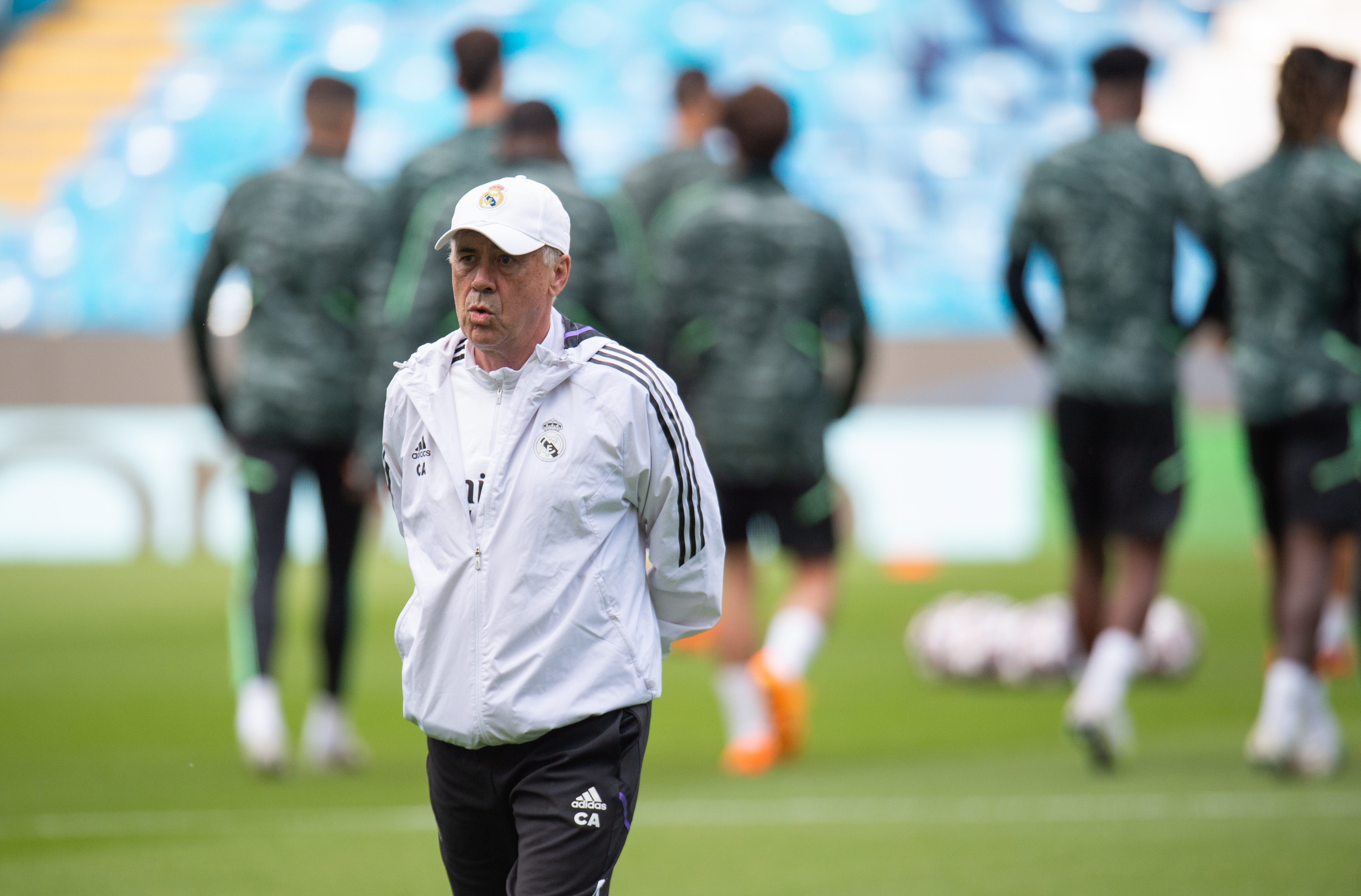 Manchester (United Kingdom), 16/05/2023.- Real Madrid's manager Carlo Ancelotti attends a training session held at the Etihad Stadium, Manchester, Britain, 16 May 2023. Real Madrid face Manchester City in a UEFA Champions League semi-finals, 2nd leg soccer match on 17 May. (Liga de Campeones, Reino Unido) EFE/EPA/PETER POWELL