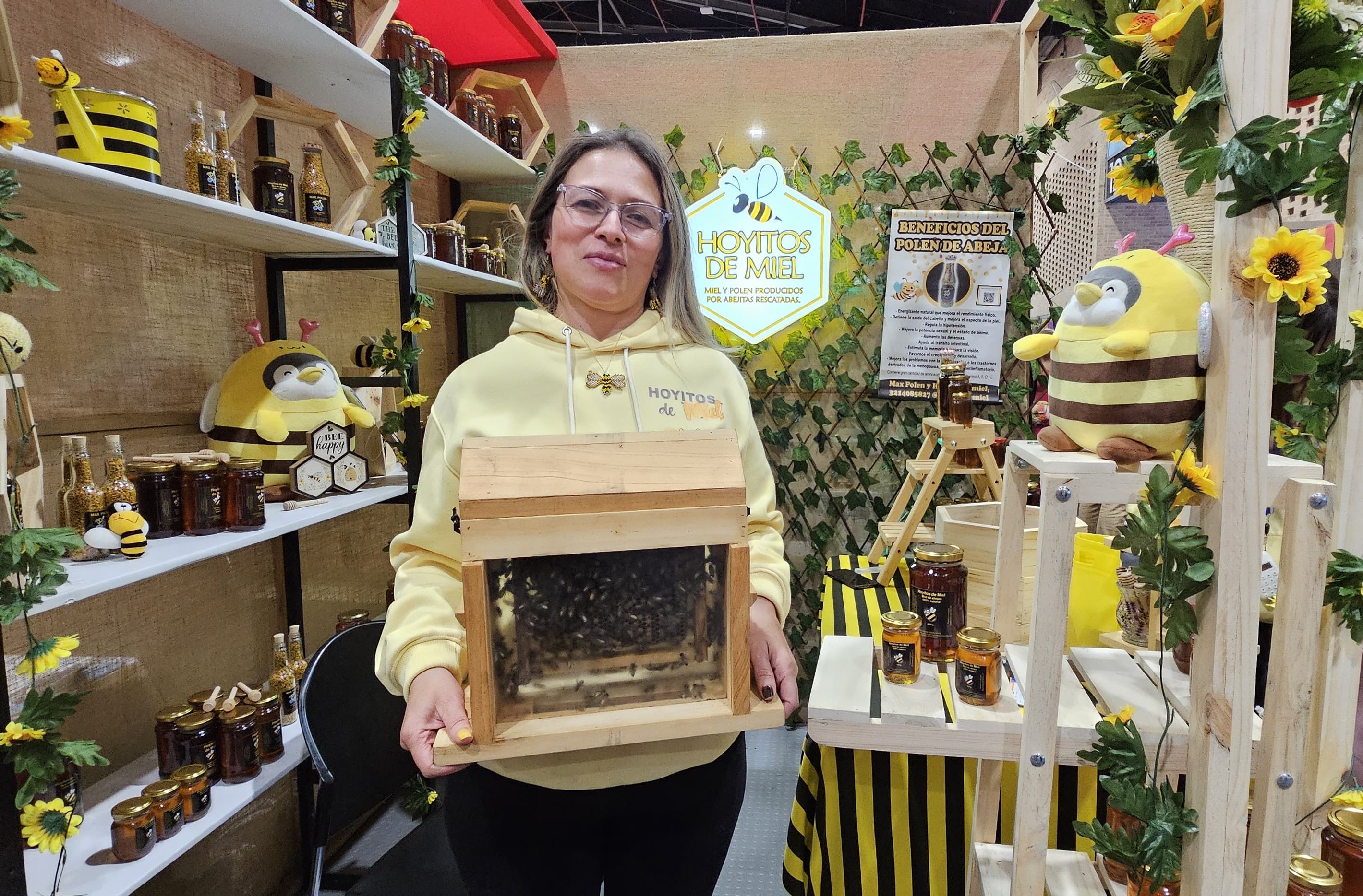 Ella superó el miedo por las abejas, emprendió y ahora recibe enjambres rescatados
