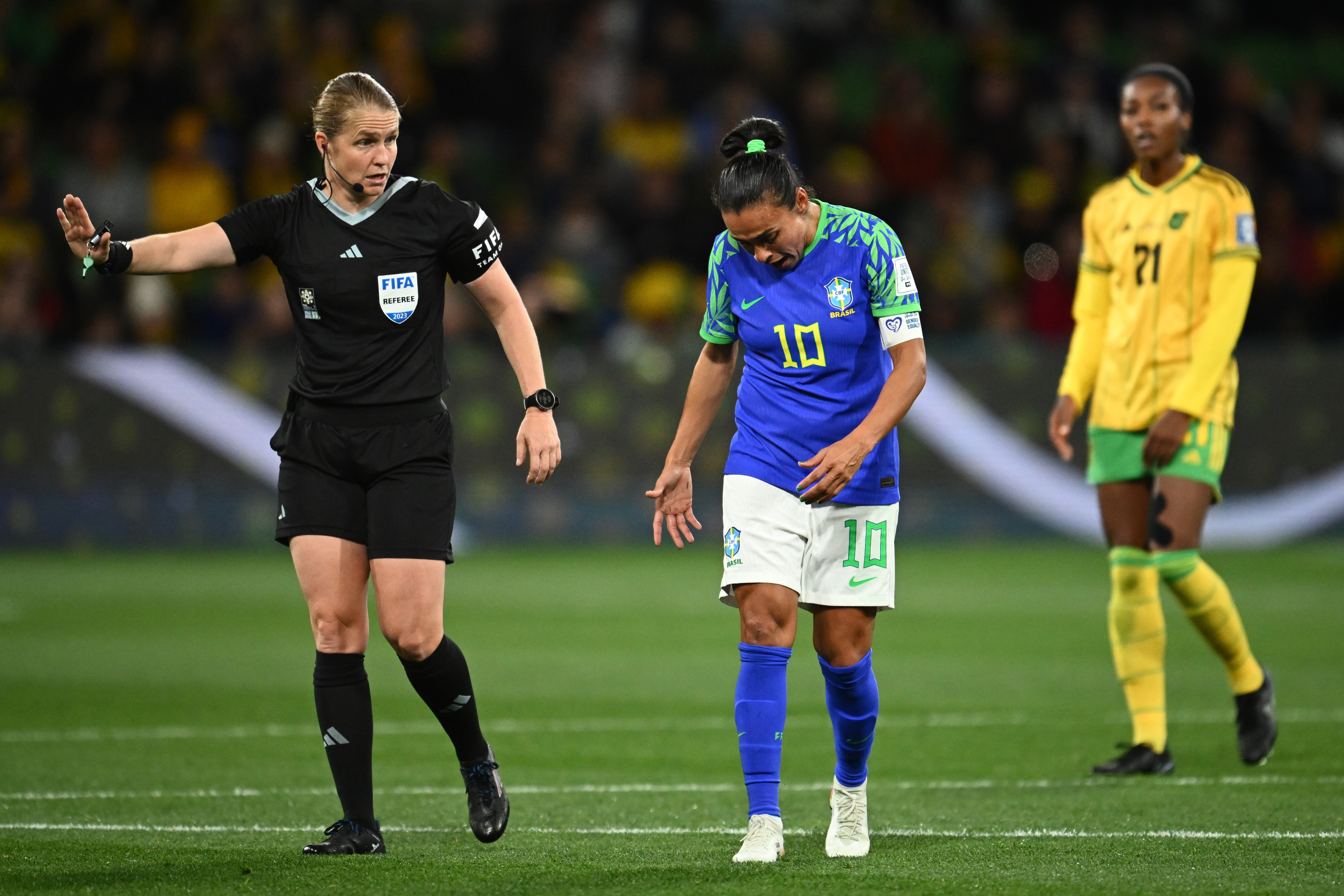 Melbourne (Australia), 02/08/2023.- Marta (C) of Brazil reacts next to Swiss referee Esther Staubli during the FIFA Women's World Cup 2023 group F soccer match between Jamaica and Brazil at Melbourne Rectangular Stadium in Melbourne, Australia, 02 August 2023. (Mundial de Fútbol, Brasil) EFE/EPA/JOEL CARRETT AUSTRALIA AND NEW ZEALAND OUT EDITORIAL USE ONLY