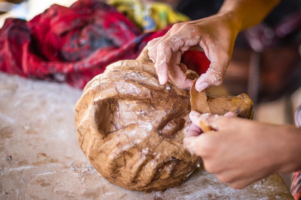 Proceso de elaboración de las máscaras.Cortesía secretaría de Cultura AtlánticoLa secretaría de Cultura de la región viene desarrollando un programa denominado “Artesanías del Atlántico” desde donde se acompañan a más de 200 artesanos de los diferentes municipios con laboratorios de diseños, apoyos financieros y técnicos. Fue este programa el encargado de los costos de trámites y envíos del pedido.
