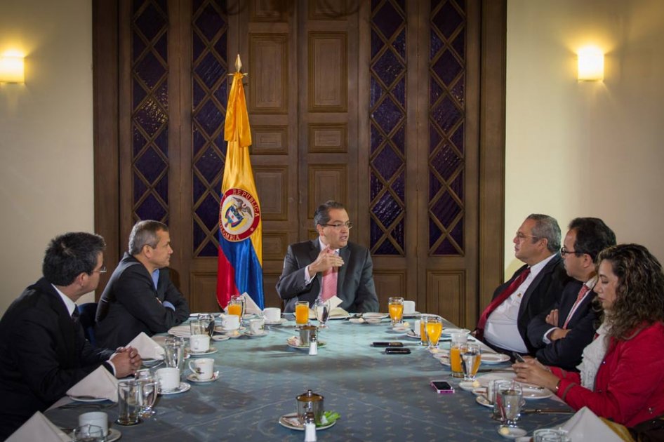 El ministro del Interior, Fernando Carrillo, junto a varios miembros del Partido Verde.