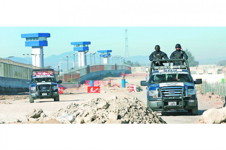 Agentes federales y del Ejército mexicano custodian el penal del Altiplano, a donde fue trasladado el “Chapo” Guzmán tras su captura en Sinaloa. / EFE