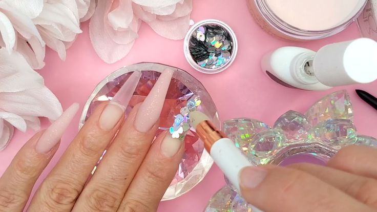 Las uñas acrílicas pueden ser una forma divertida y creativa de expresarte, pero requieren un cuidado adecuado para mantenerlas bonitas y saludables.