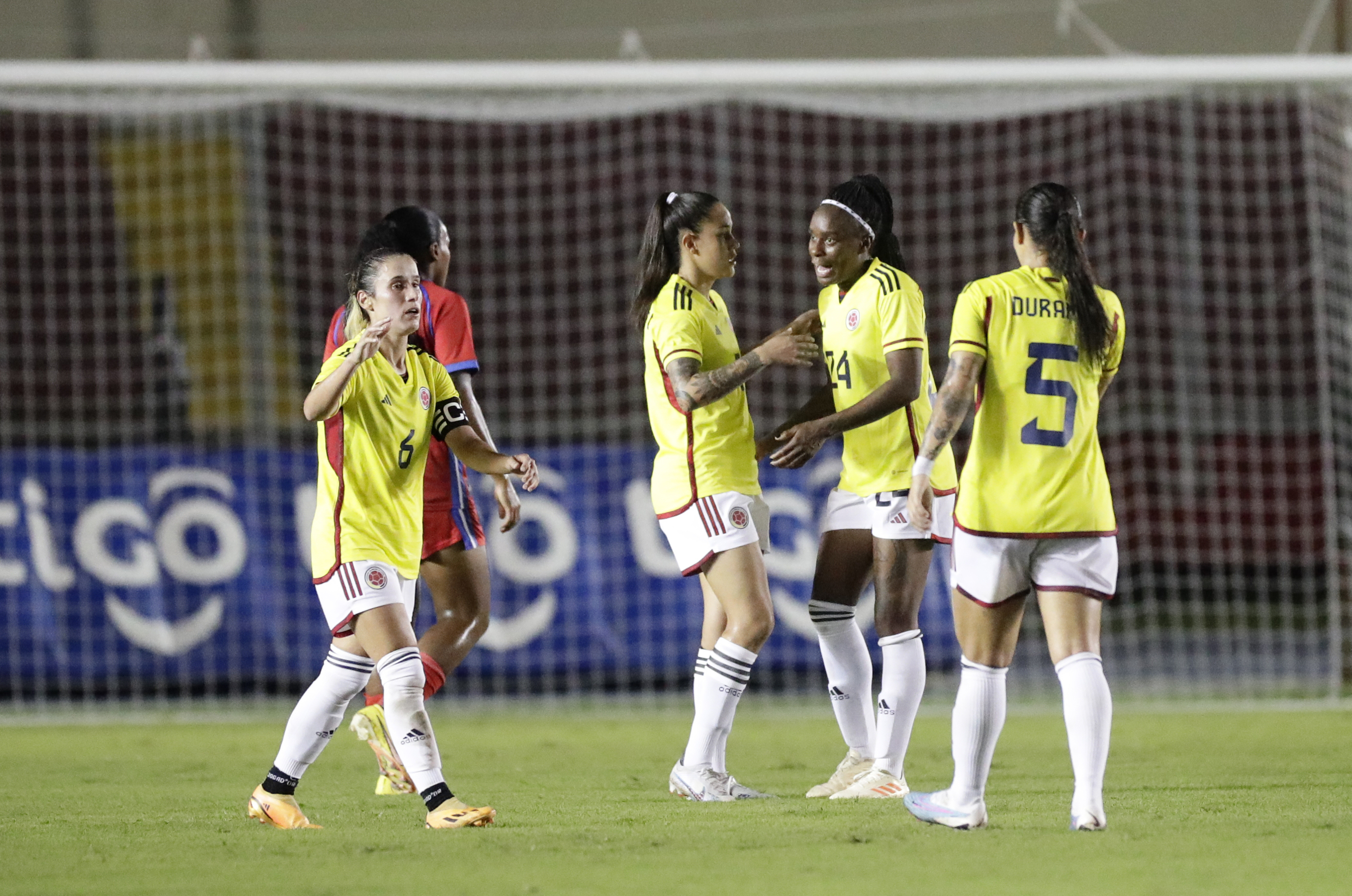CDA032. CIUDAD DE PANAMÁ (PANAMÁ), 17/06/2023.- Jugadoras de Colombia celebran hoy, durante un partido amistoso entre las selecciones femeninas de Panamá y Colombia, en el estadio Rommel Fernández en Ciudad de Panamá (Panamá). EFE/ Bienvenido Velasco