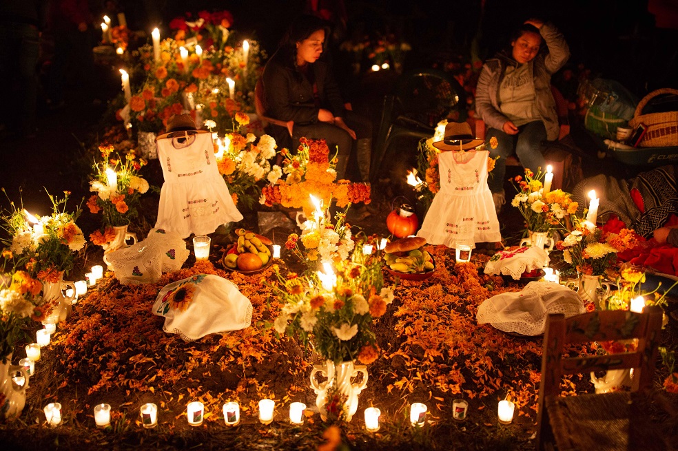 MEX0045.AROCUTÍN (MÉXICO), 02/11/2018.- Pobladores velan a sus muertos hoy, 2 de Noviembre de 2018, en el panteón de la localidad del municipio de Arocutín en Erongarícuaro, estado de Michoacán (México), La tradición de los altares de muertos se remonta a la fusión, hace unos 500 años, de tradiciones traídas por los misioneros franciscanos y las de las diversas culturas que habitaron en el territorio mexicano como la Olmeca, Zapoteca, Mixteca, Purepecha, Maya, Totonaca y Azteca. EFE/Luis Enrique Grandados







