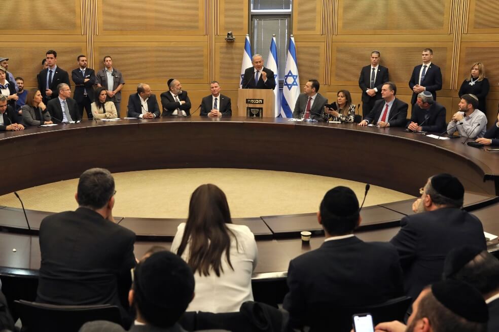 Benjamin Netanyahu, primer ministro saliente, da un discurso a un grupo del parlamento. / AFP