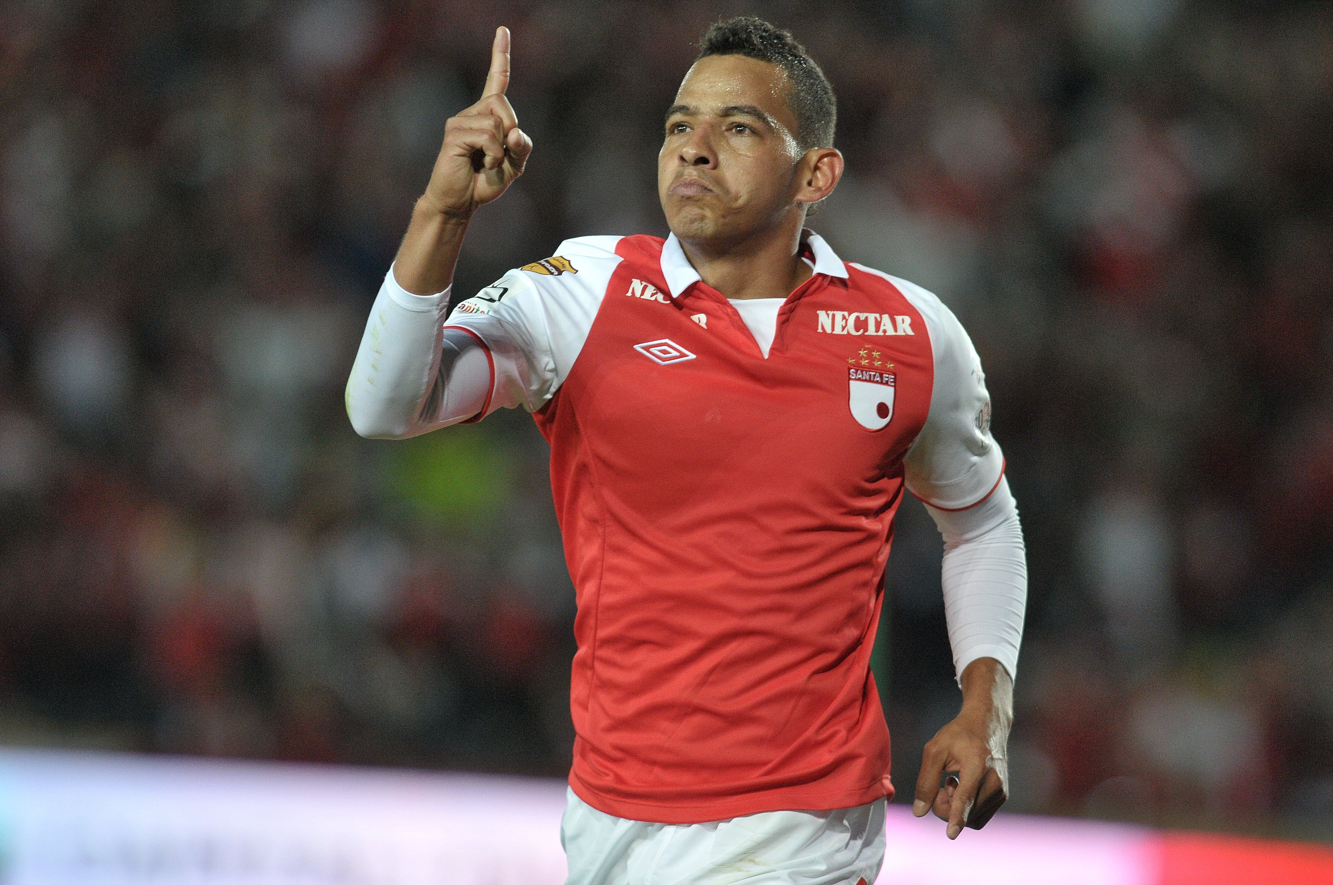Jugador de Santa Fe durante el compromiso ante Deportivo Cali en el Estadio El Campin de Bogotá