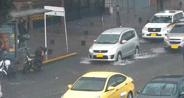 Hundimiento del asfalto en Kennedy y encharcamientos en el sur generan congestión