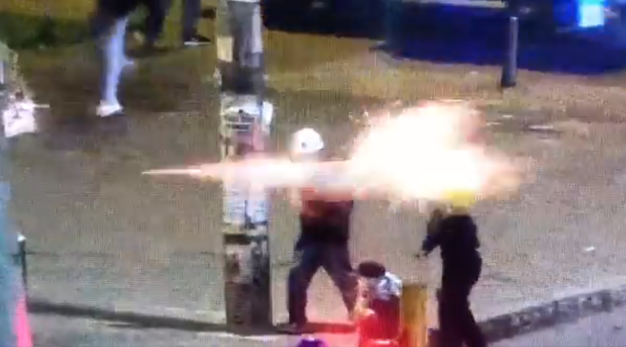 Video: encapuchados atacan con cohete artesanal a miembros del Esmad en Bogotá