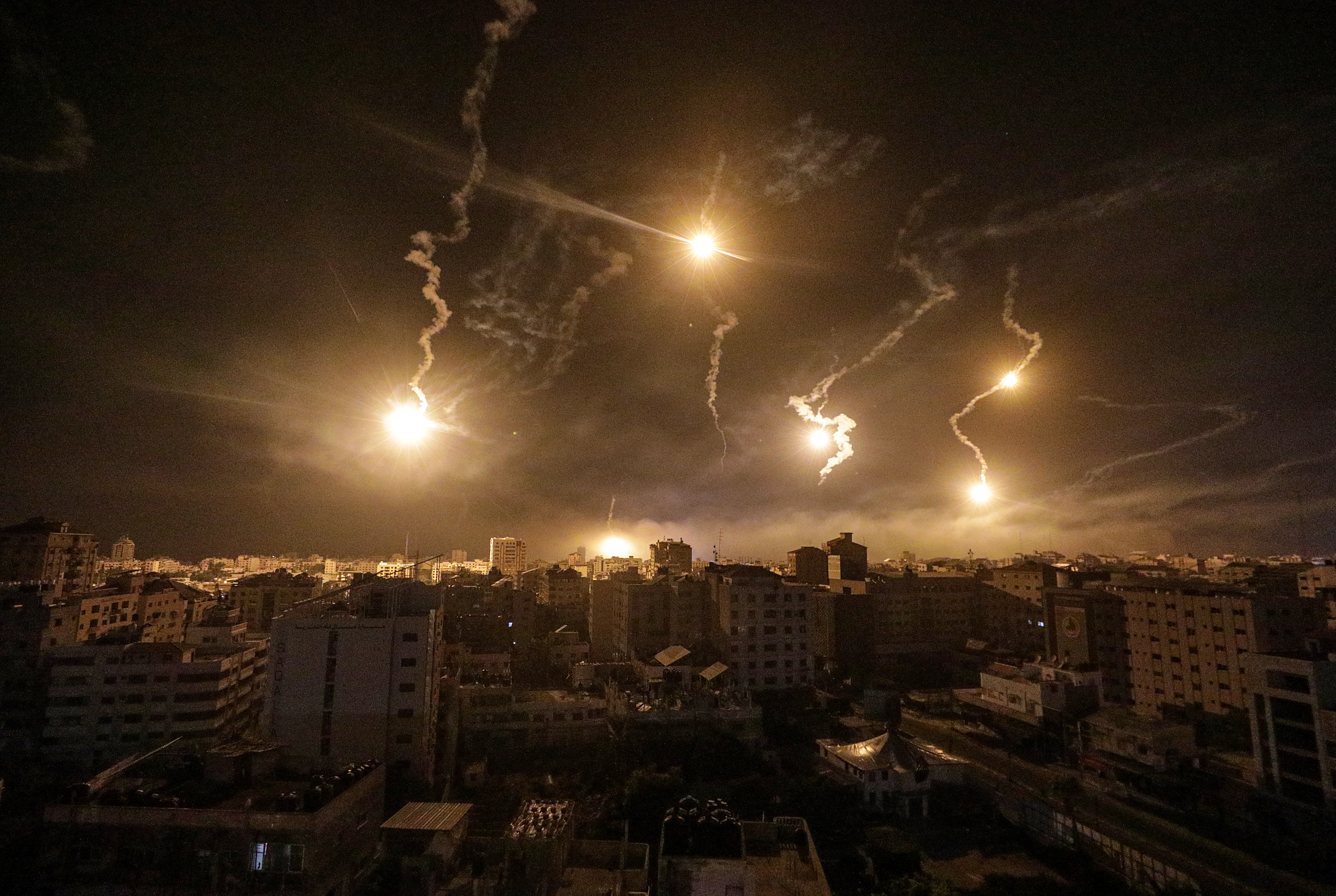 Gaza (---), 06/11/2023.- Israeli army flares illuminate the sky over west Gaza in the northern Gaza Strip, on 06 November 2023. More than 9,700 Palestinians and at least 1,400 Israelis have been killed, according to the Israel Defense Forces (IDF) and the Palestinian health authority, since Hamas militants launched an attack against Israel from the Gaza Strip on 07 October, and the Israeli operations in Gaza and the West Bank which followed it. EFE/EPA/MOHAMMED SABER