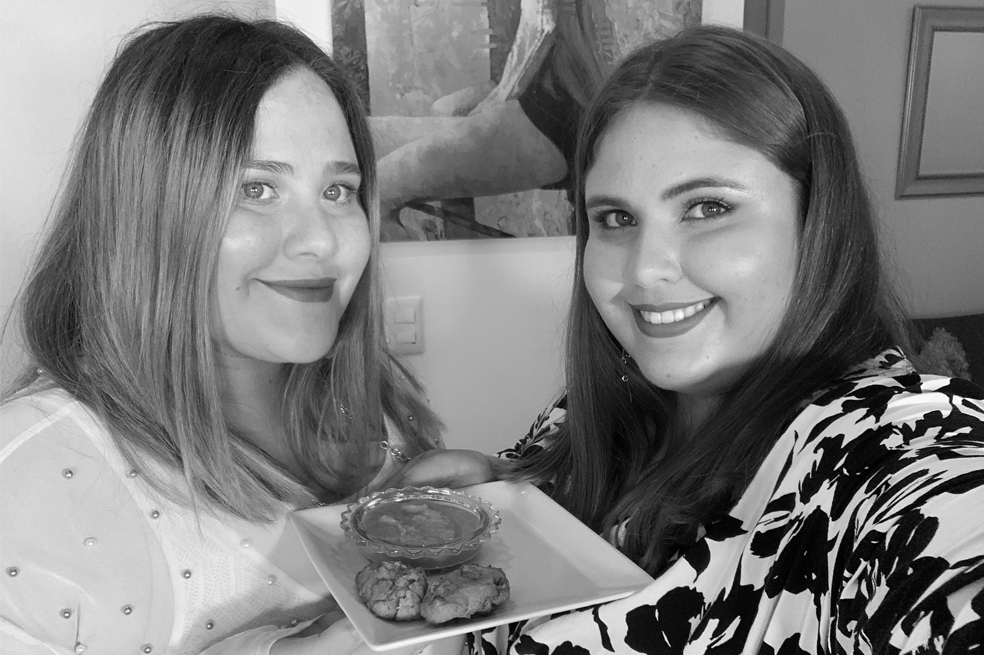 Las McCausland proponen croquetas de arveja con salsa de tomate