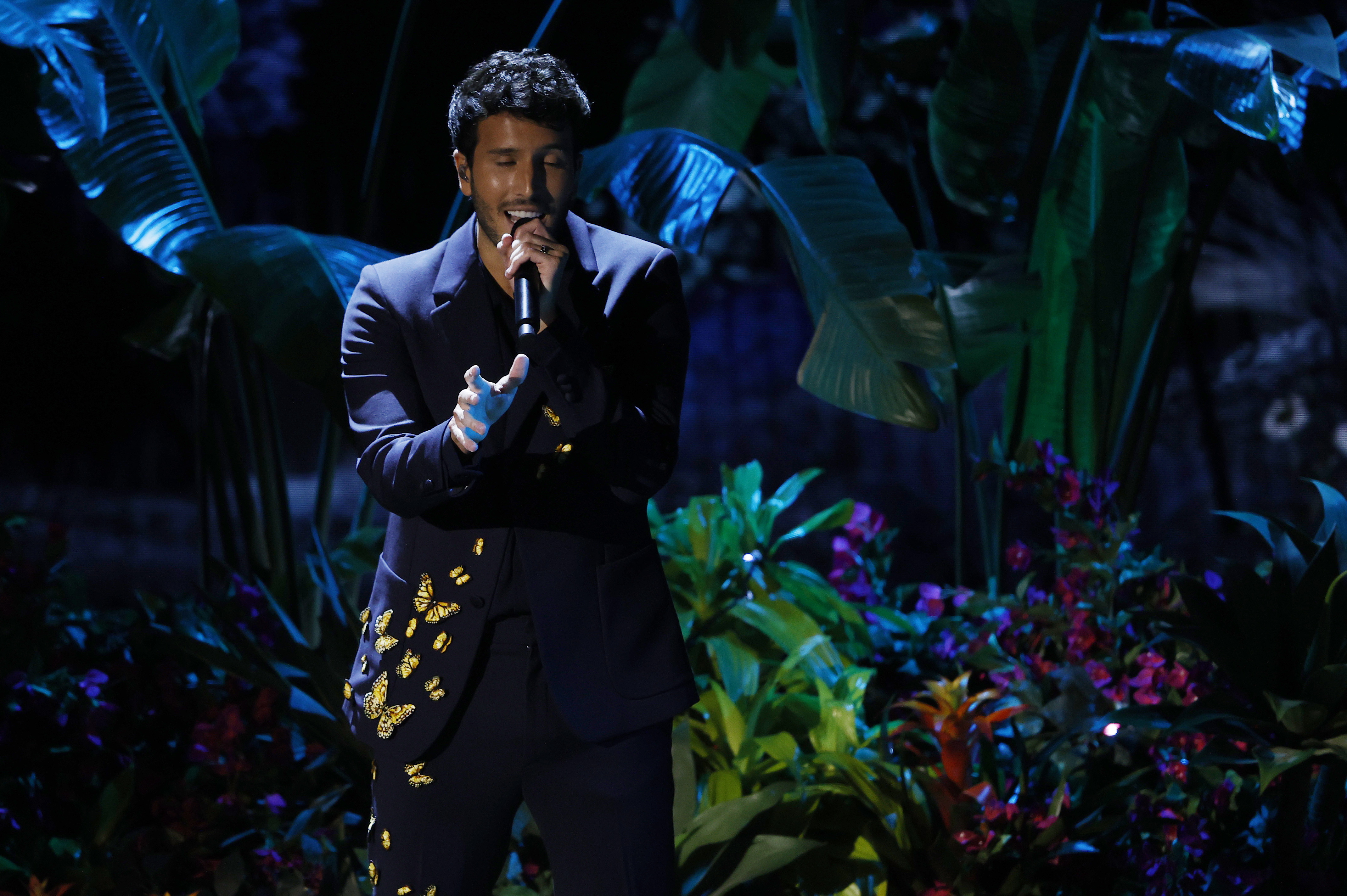 Sebastián Yatra brilló en el escenario de los Óscar con “Dos oruguitas”