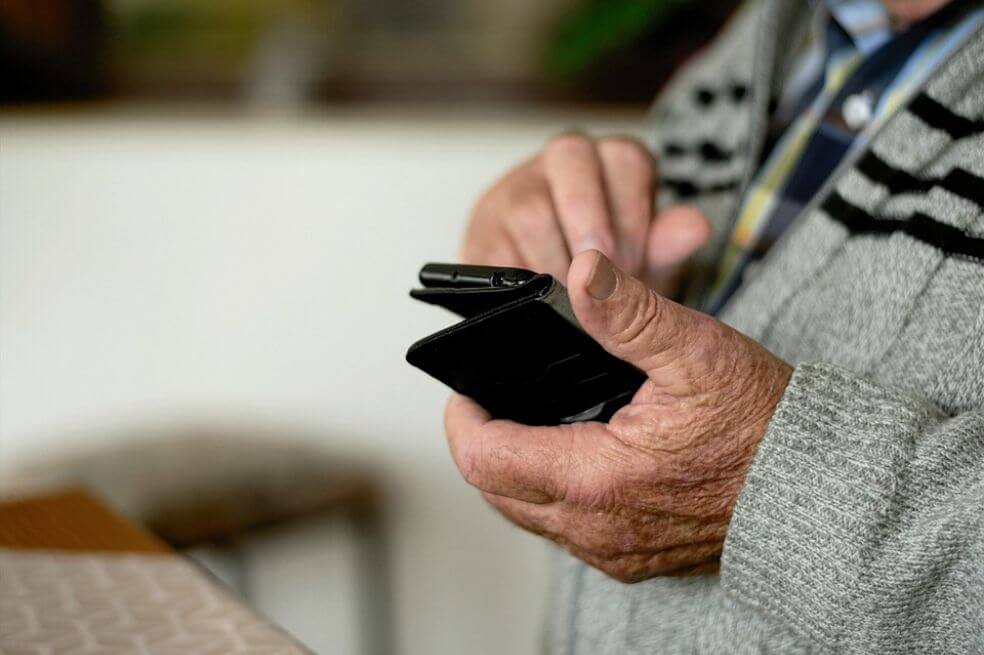 ¿Fiebre, tos, dolor en el pecho? Agarre su teléfono y consulte con un médico desde casa