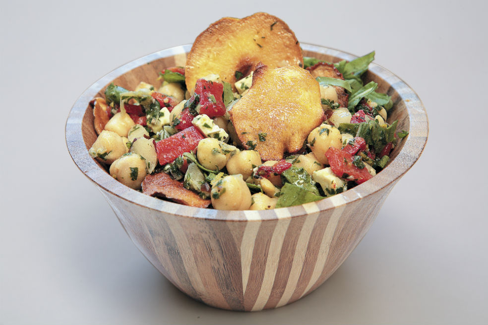 Ensalada de garbanzos con queso feta y chips de durazno