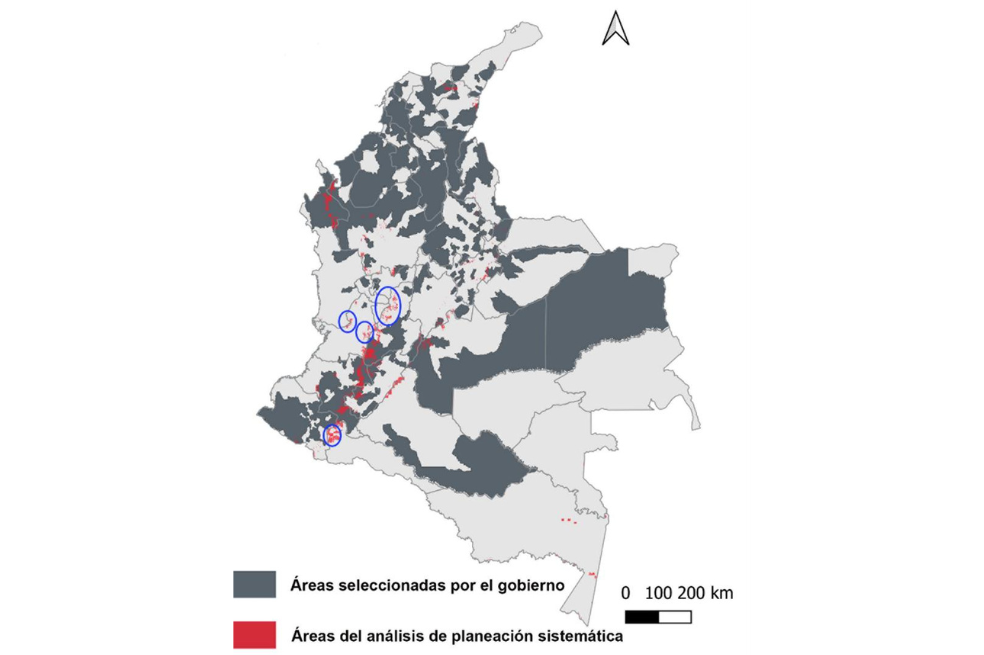 Áreas en gris oscuro son los municipios priorizados por el gobierno y las áreas en rojo son las zonas que maximizan la conservación de la biodiversidad, los servicios ecosistémicos y la equidad social.
