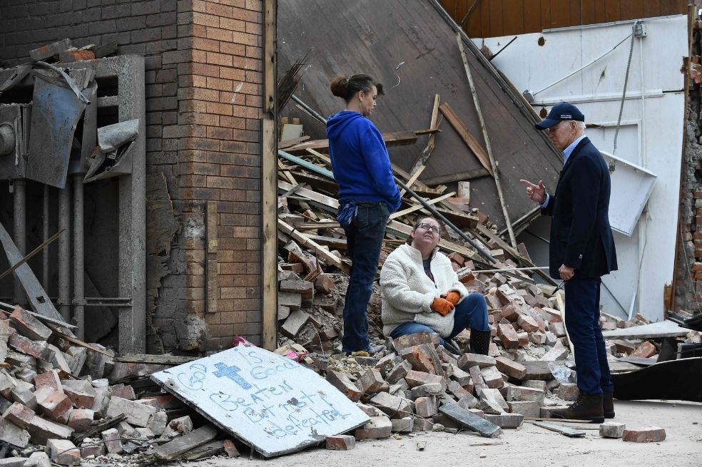 “Nunca vi una destrucción igual”: Biden visita Kentucky tras el paso de tornados