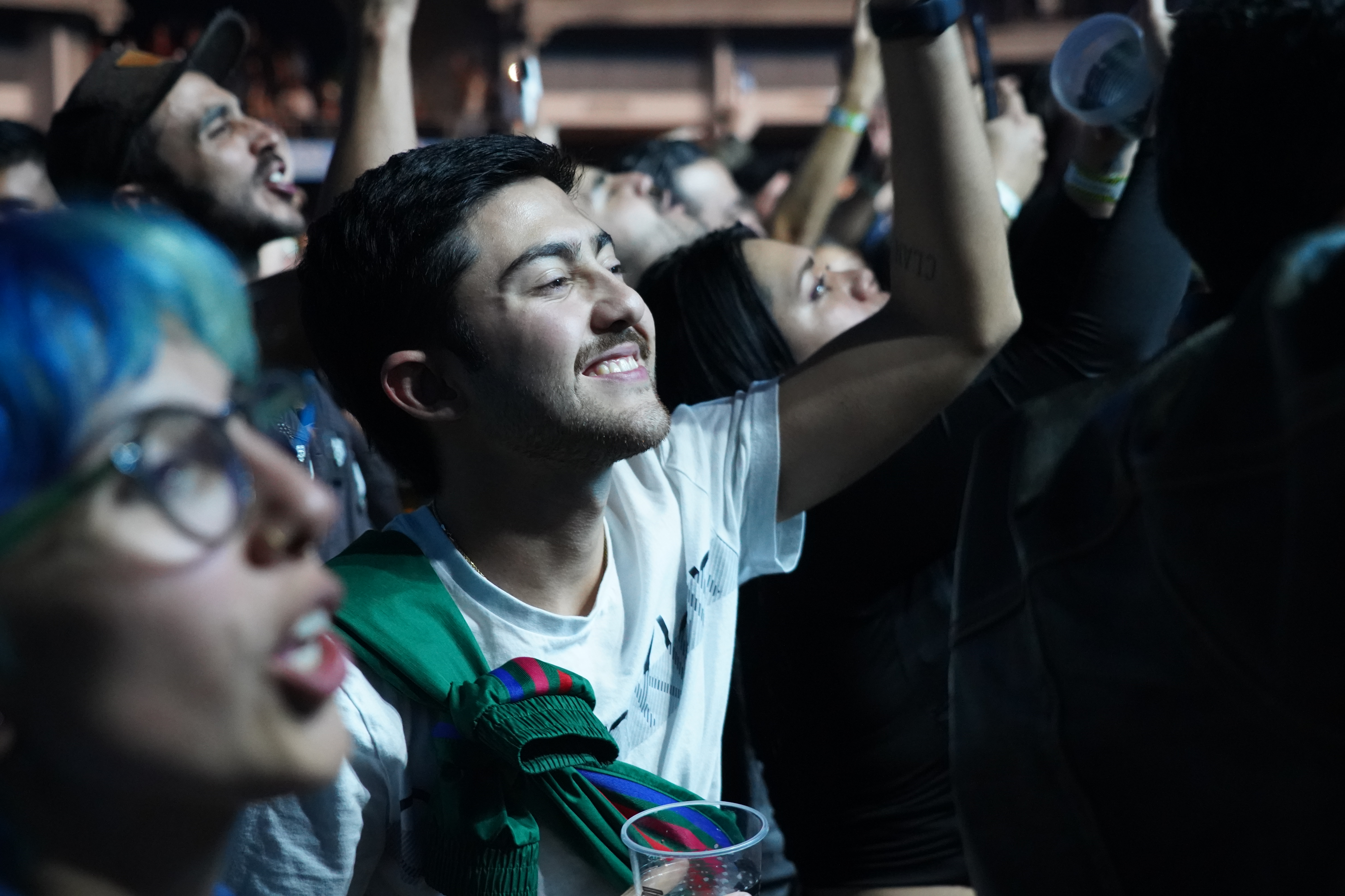 El público del Movistar Arena se encontró con el repertorio que esperaba. Los Auténticos hicieron una curaduria musical que no decepcionó y que supo entender los sentimientos de una Bogotá totalmente auténtica y decadente.