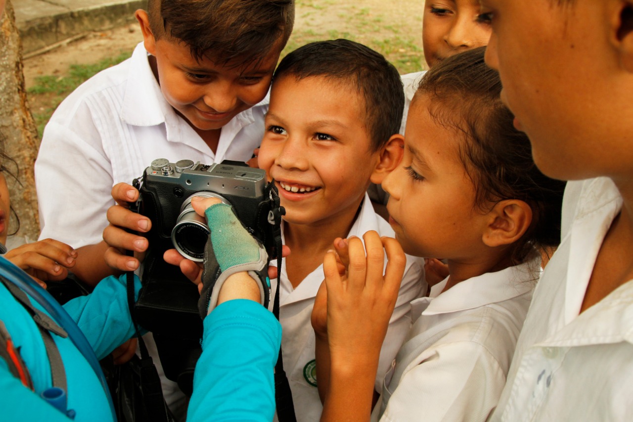 Niños de la escuela de la vereda El Control, de Hato Corozal, se acercan a mirar como se ve a través de una cámara fotográfica.Nelson Cárdenas