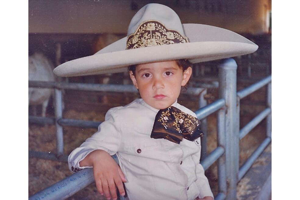 Alex Fernández dedica a su padre su nueva canción «El tiempo no perdona»