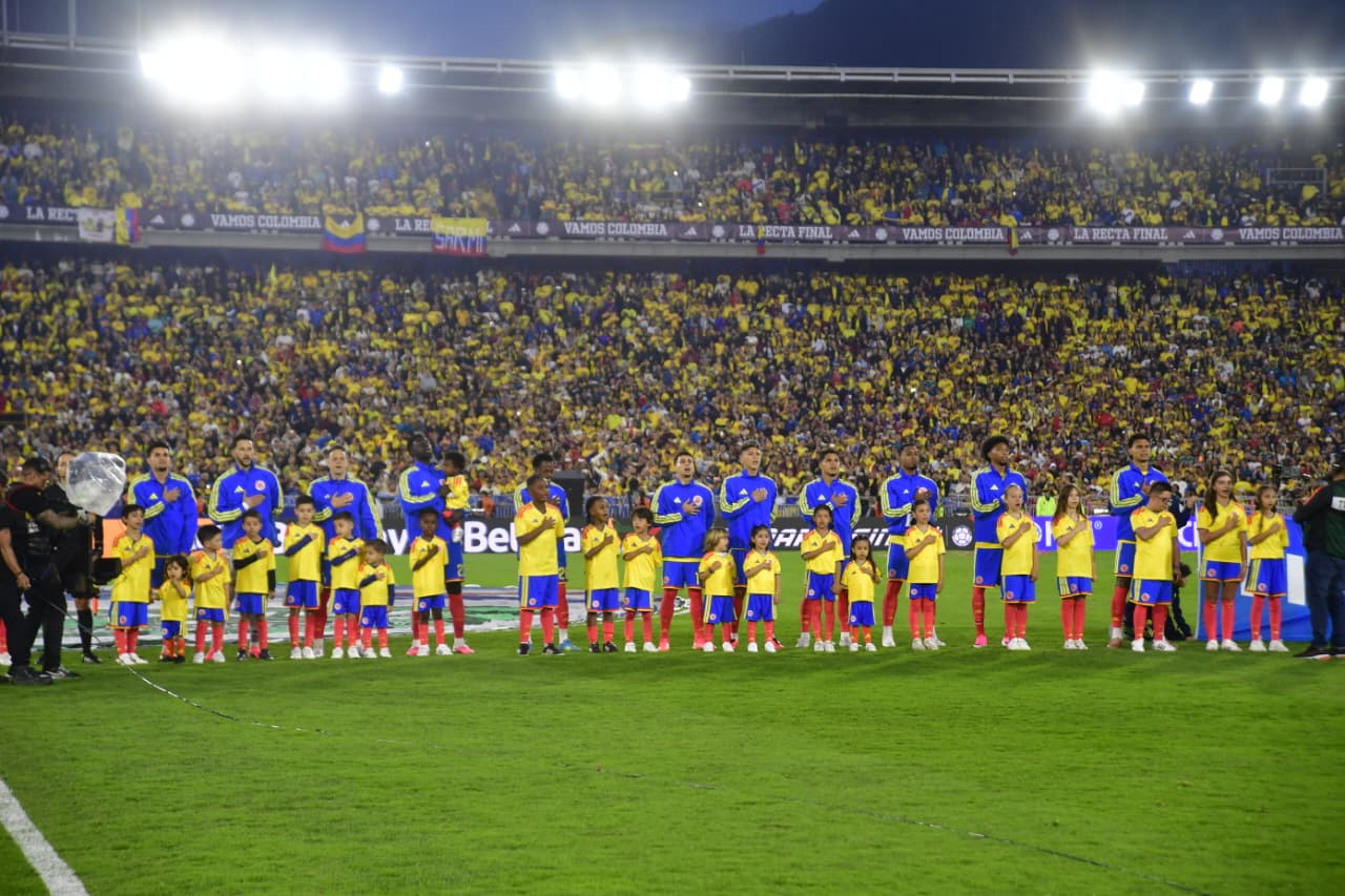 Selección de Colombia durante su partido de despedida contra Costa Rica en el estadio Nemesio Camacho El Campín de Bogotá.