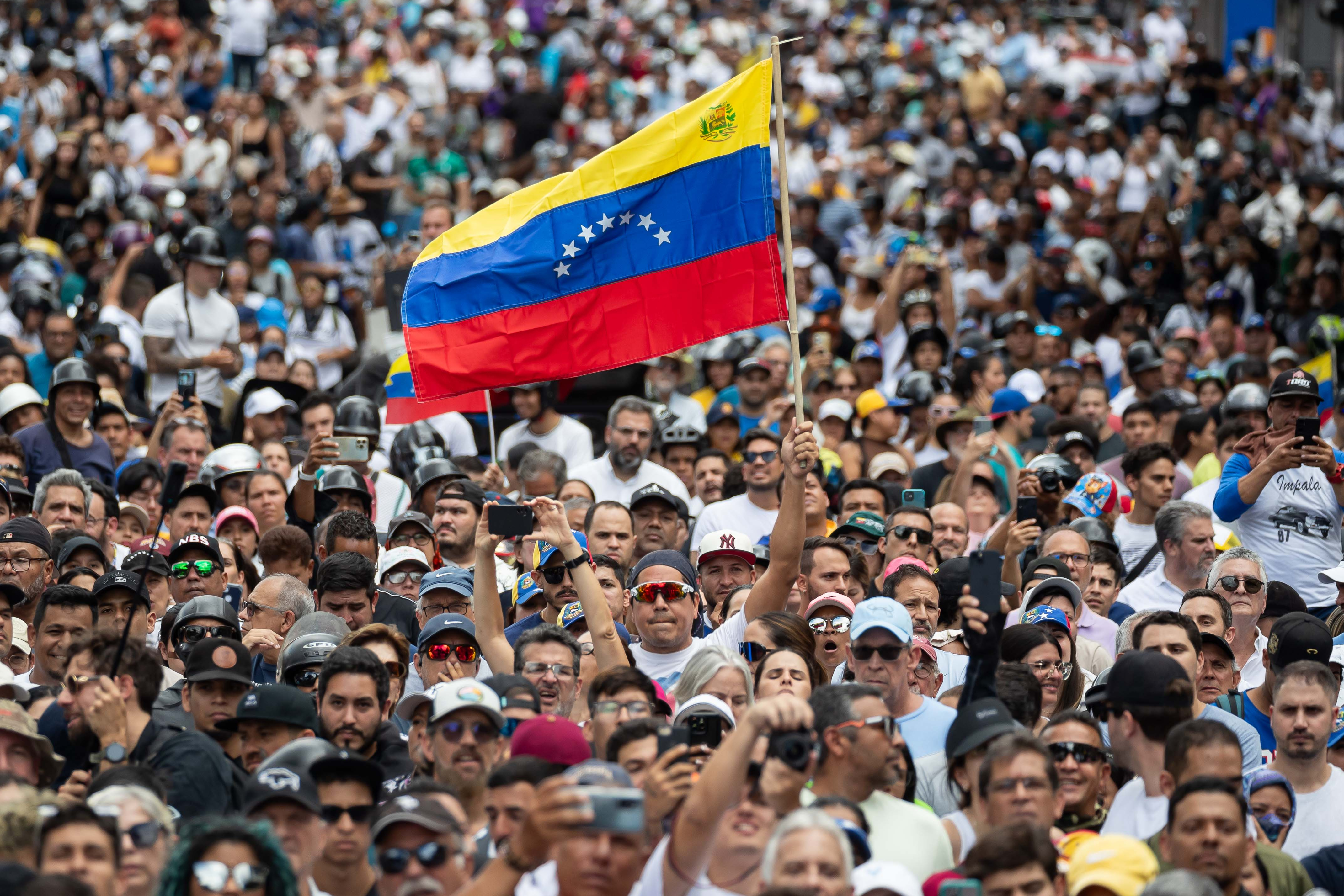 AME6559. CARACAS (VENEZUELA), 30/07/2024.- Ciudadanos asisten a una manifestación de apoyo al candidato a la presidencia de Venezuela Edmundo González Urrutia este martes, en Caracas (Venezuela). Miles de venezolanos se han concentrado este martes en Caracas, en un acto convocado por la oposición mayoritaria, para rechazar por segundo día consecutivo lo que consideran es un fraude en los resultados oficiales del Consejo Nacional Electoral (CNE), que en la víspera proclamó a Nicolás Maduro como presidente reelecto con el 51,2 % de los votos. EFE/ Ronald Peña R.
