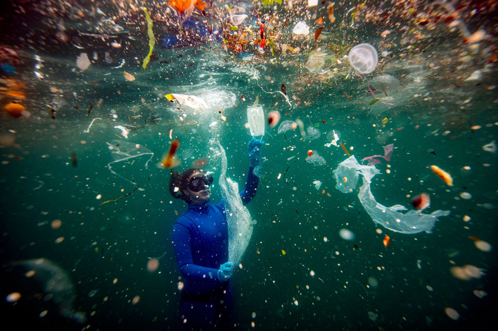 Según un informe elaborado por el Fondo Mundial para la Naturaleza (WWF), en el Mediterráneo se mezclan por minuto residuos plásticos equivalentes a 33.880 botellas de plástico. Italia y después Turquía son los países a cuyas costas llegan más residuos plásticos. Los residuos médicos resultantes de la pandemia de Covid-19 han llegado a los mares y océanos debido a la negligencia humana. / Şebnem Coşkun.