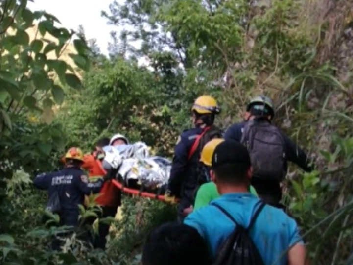 Rescatan con vida a trabajadores del Túnel del Toyo que cayeron a un abismo