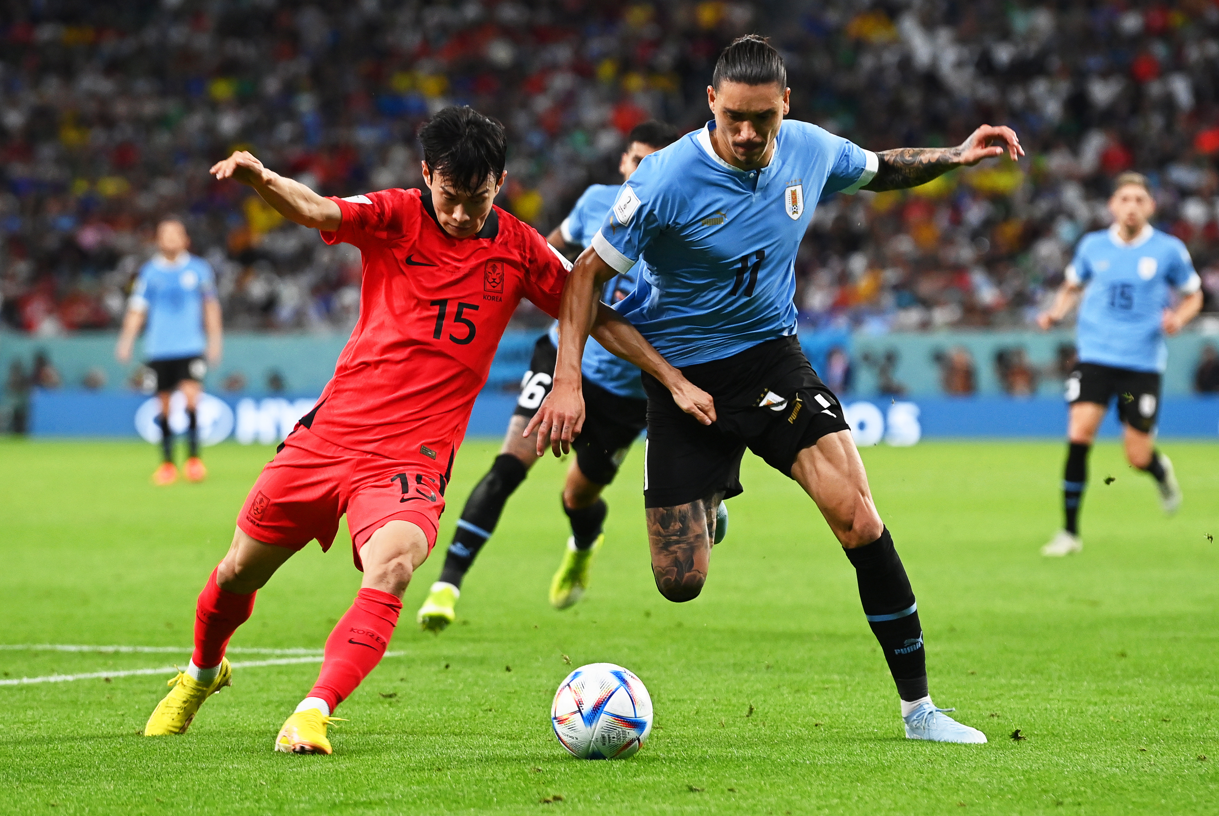 Doha (Qatar), 24/11/2022.- Kim Moon-hwan (L) of South Korea in action against Darwin Nunez (R) of Uruguay during the FIFA World Cup 2022 group H soccer match between Uruguay and South Korea at Education City Stadium in Doha, Qatar, 24 November 2022. (Mundial de Fútbol, Corea del Sur, Catar) EFE/EPA/Neil Hall